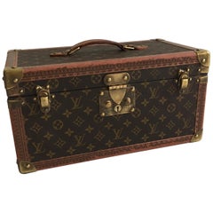 Patiniertes Louis Vuitton Zug-Etui Louis Vuitton Beauty Case:: Frankreich:: 1990er Jahre