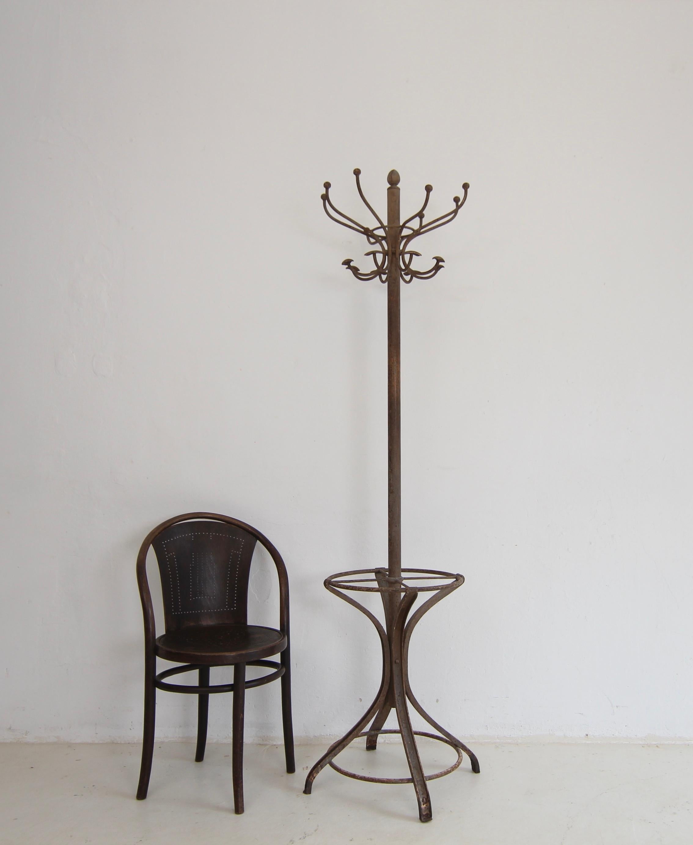 Un appendiabiti indipendente dal design industriale vintage del XX secolo. Realizzato in metallo con una bella patina.

Dimensioni
Altezza: 200 cm.
Diametro: 60 cm / 23,62 pollici.

Buone condizioni autentiche. 1 gancio per cappotto nella corona è