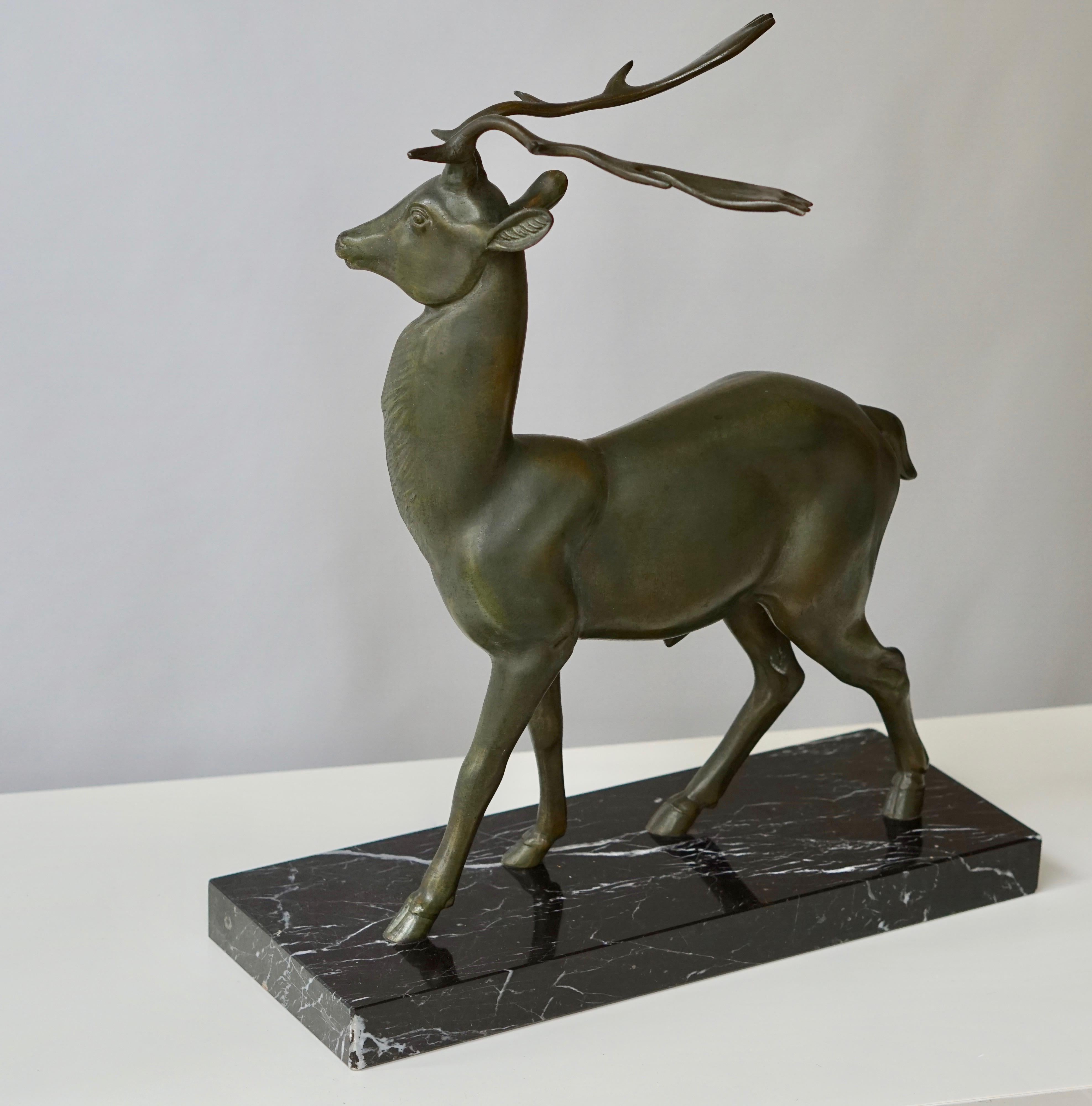 Patinated sculpture of a deer on a marble base.
Height 44 cm.
Width 37 cm.
Depth 20 cm.
Weight 7 kg.