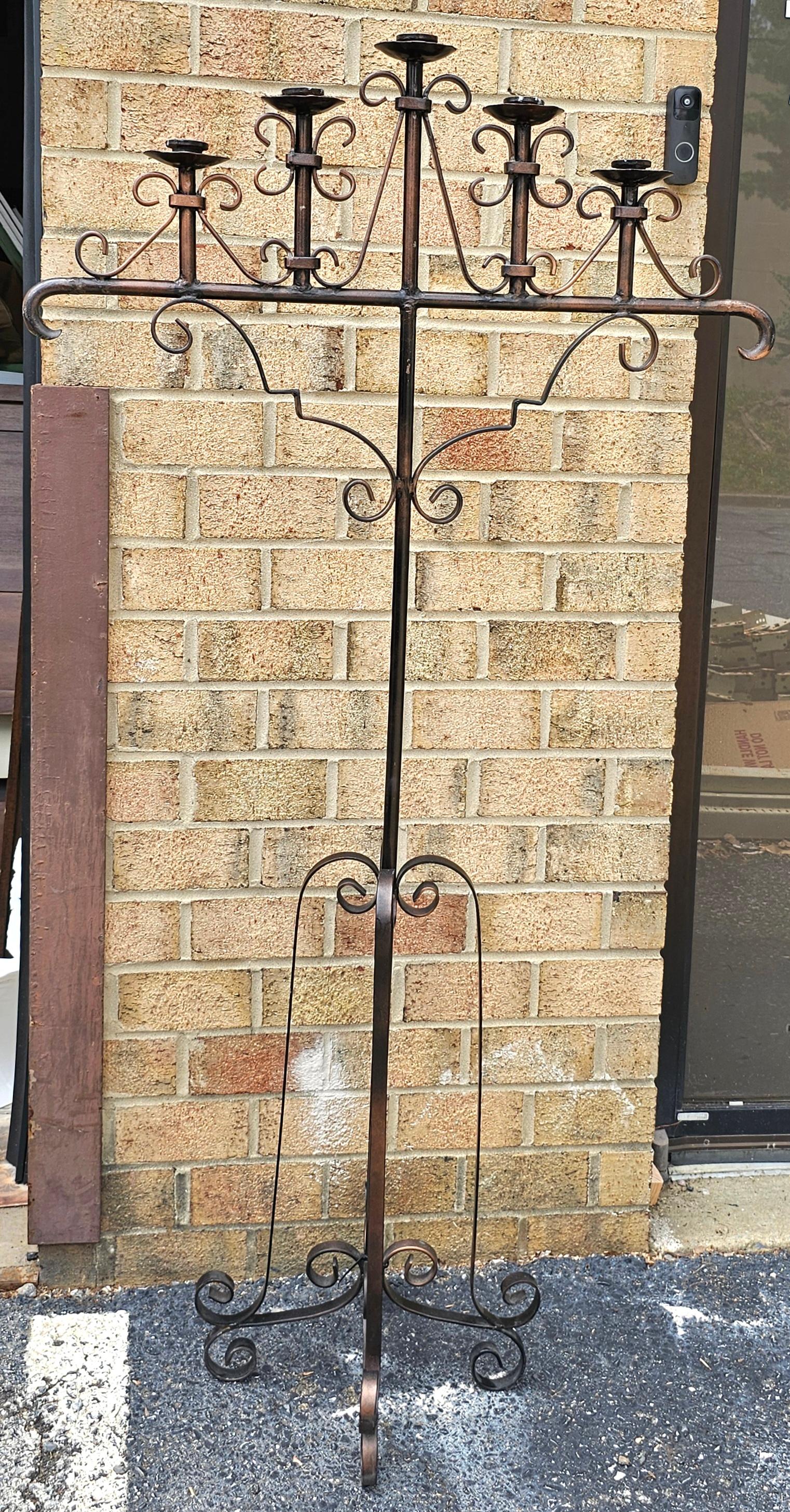 Autre Chandelier de sol / Torchère en métal patiné à cinq lumières en vente