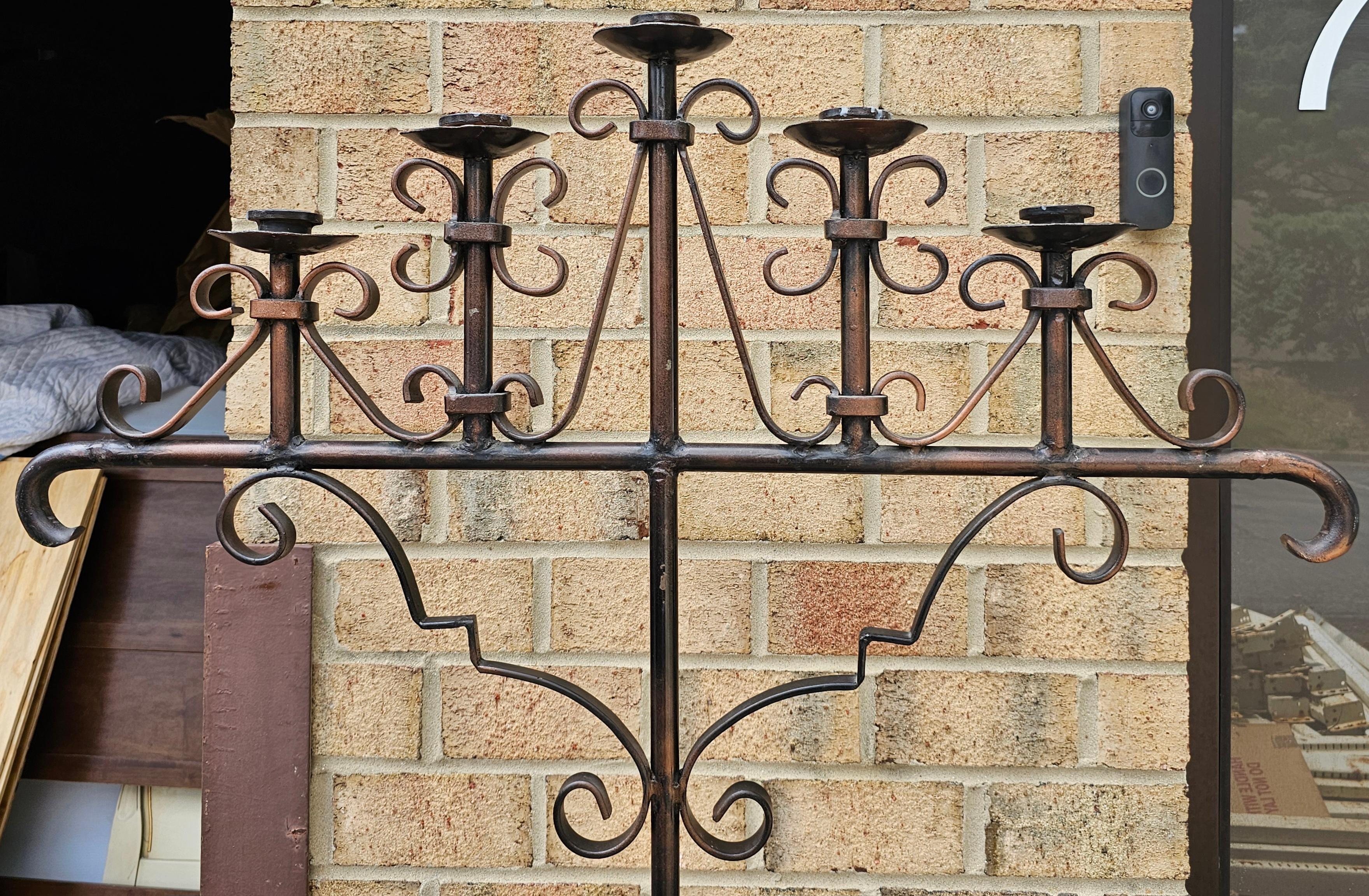 Américain Chandelier de sol / Torchère en métal patiné à cinq lumières en vente