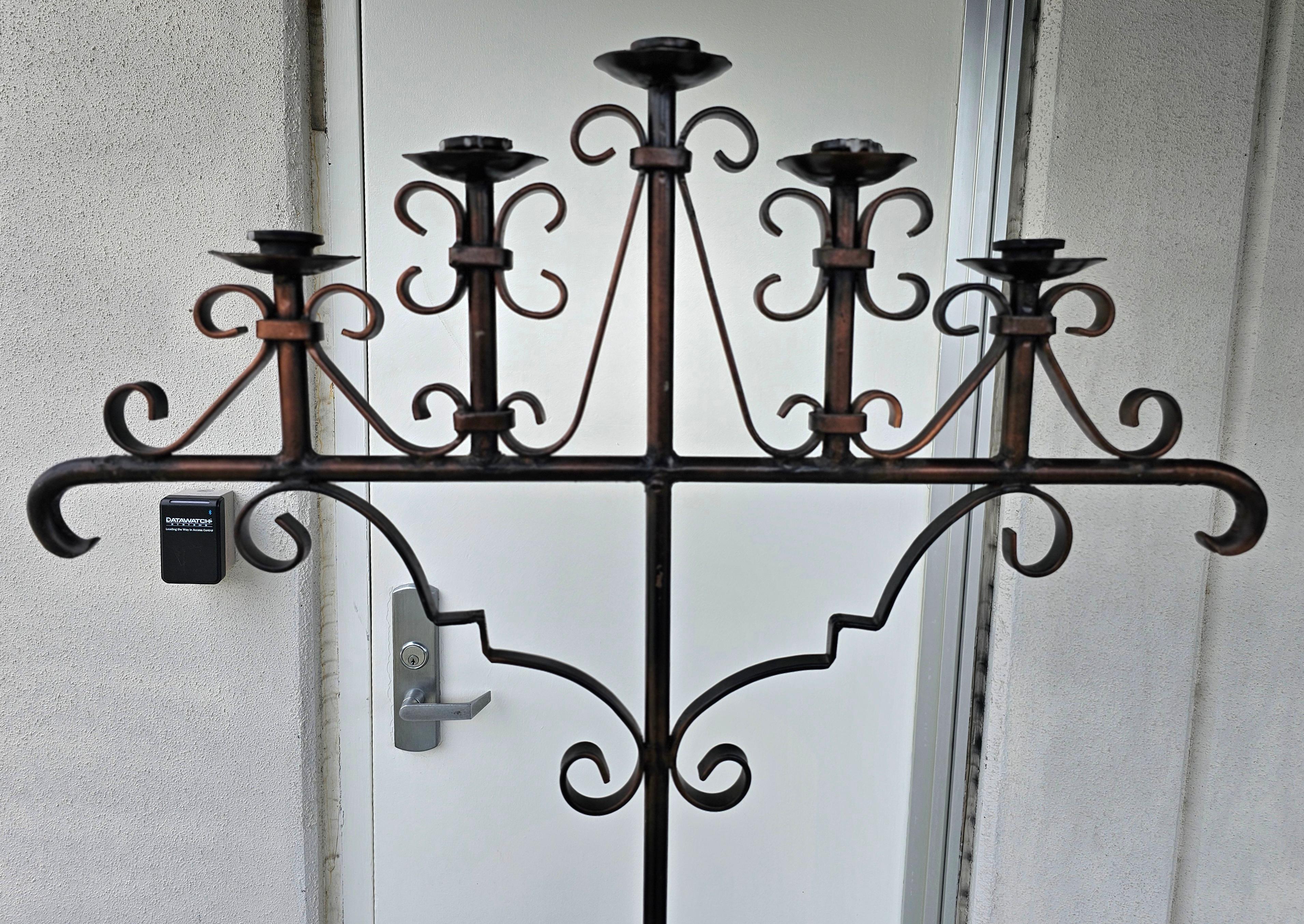 Chandelier de sol / Torchère en métal patiné à cinq lumières Bon état - En vente à Germantown, MD