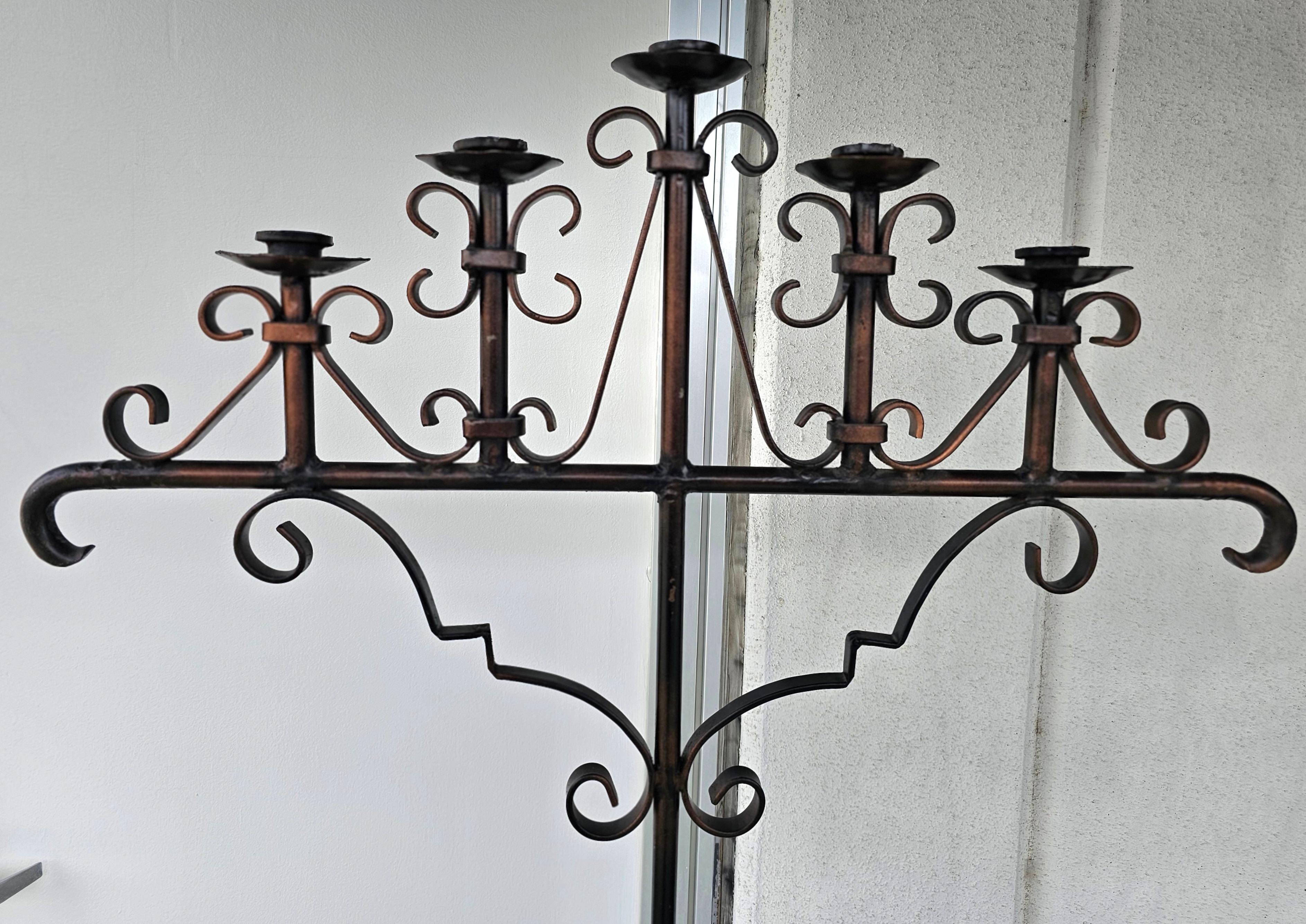 20ième siècle Chandelier de sol / Torchère en métal patiné à cinq lumières en vente