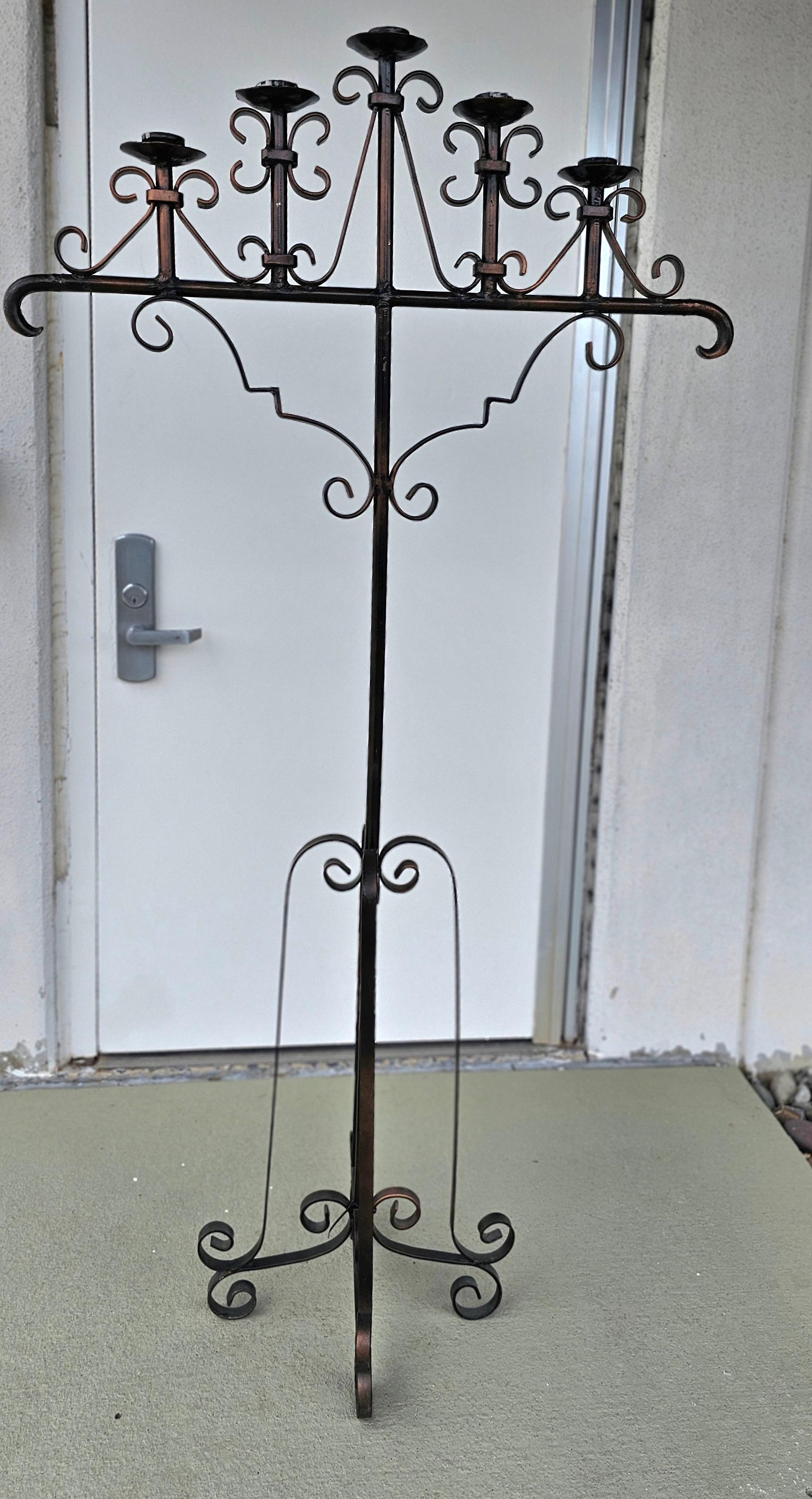 Métal Chandelier de sol / Torchère en métal patiné à cinq lumières en vente