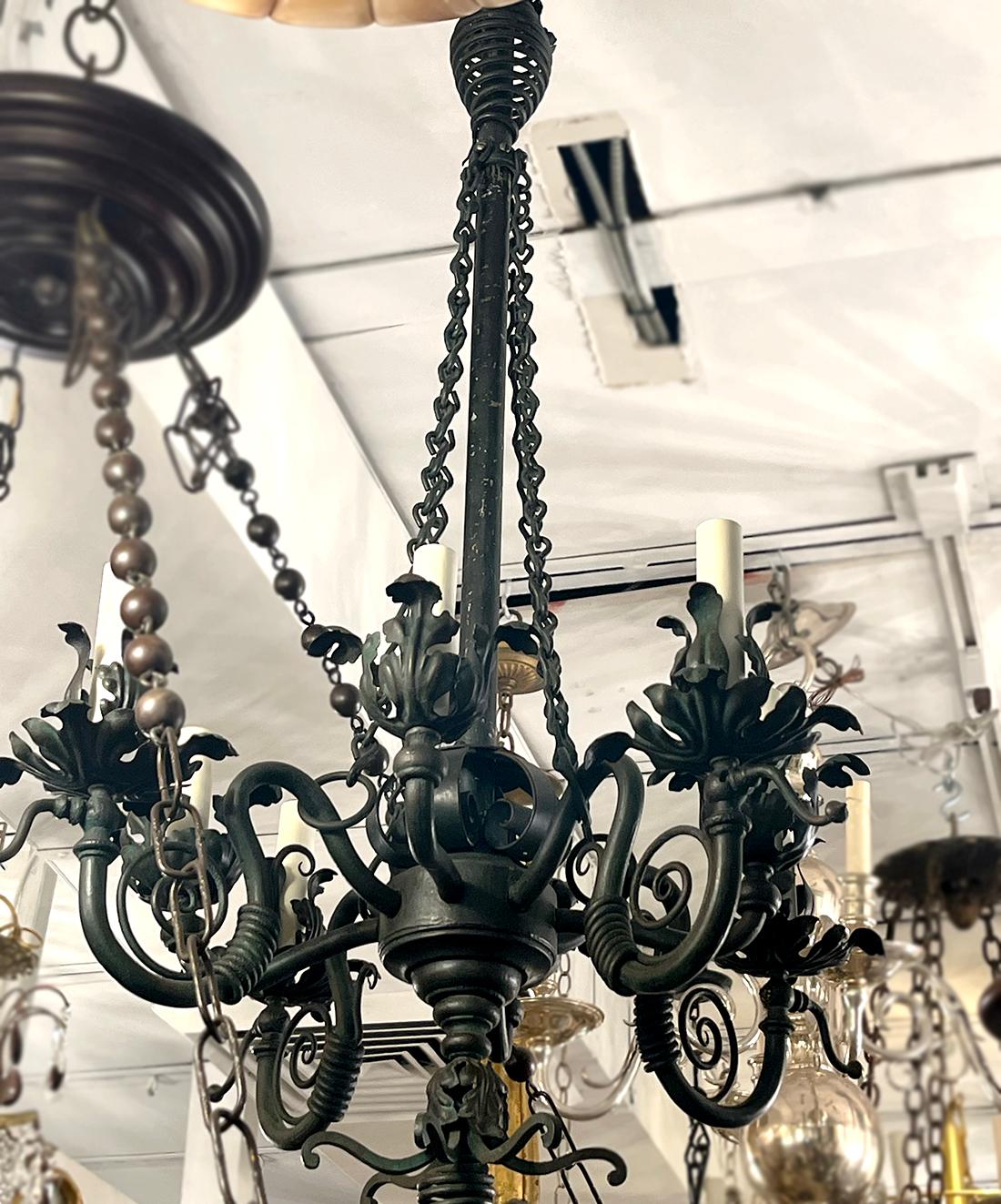Patinierter Metallkronleuchter mit Blattwerk (Eisen) im Angebot
