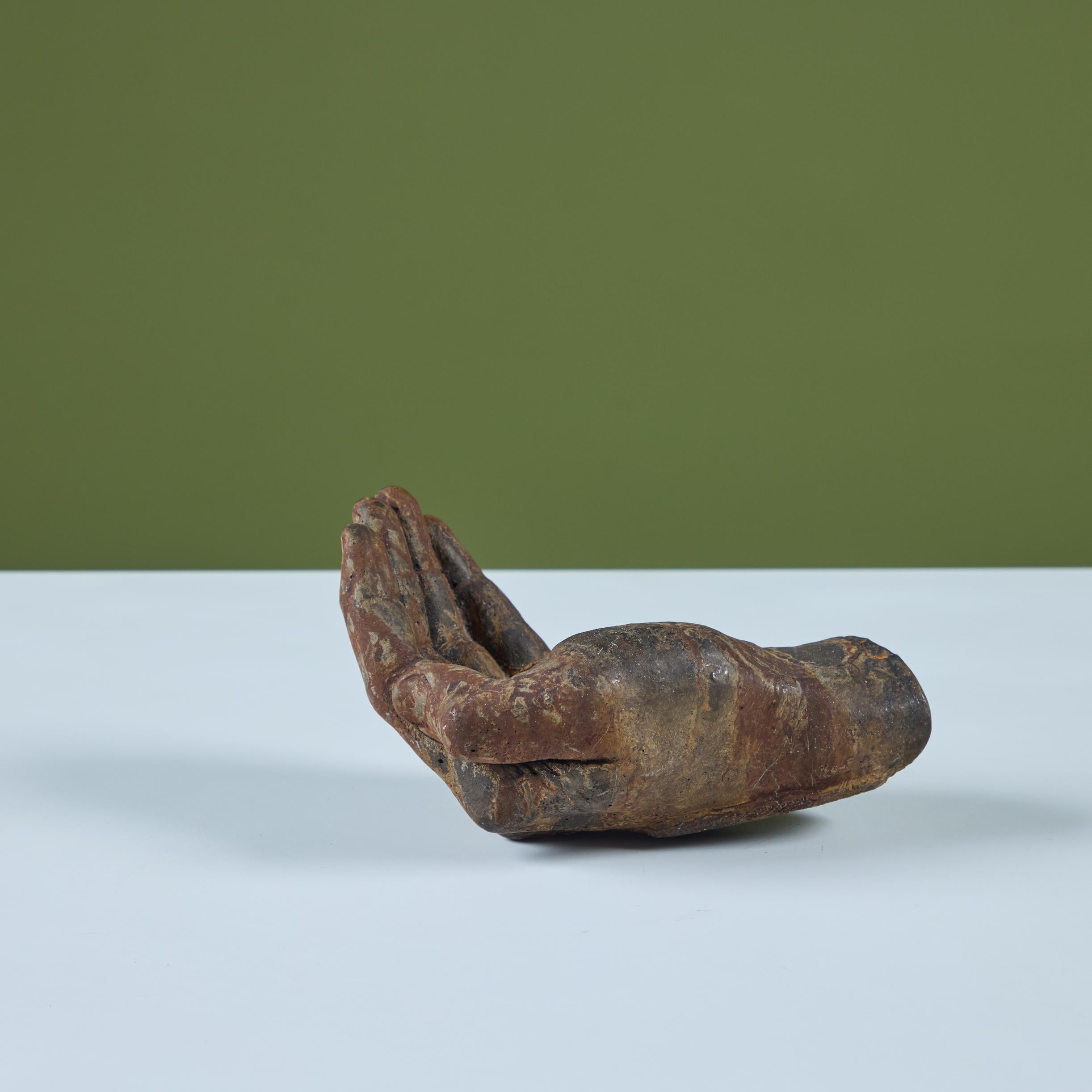 Escultura de mano de metal patinado 2
