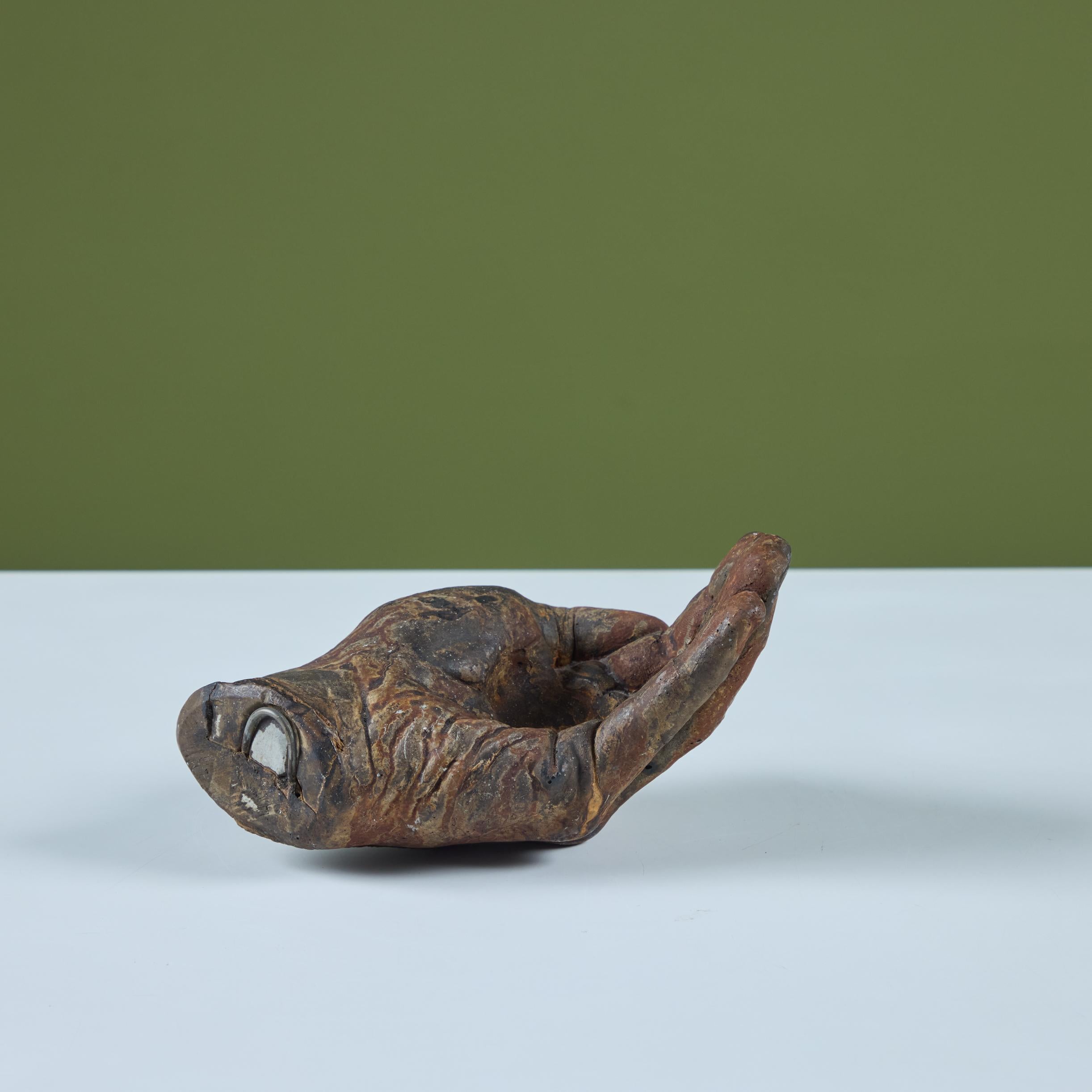Escultura de mano de metal patinado 4