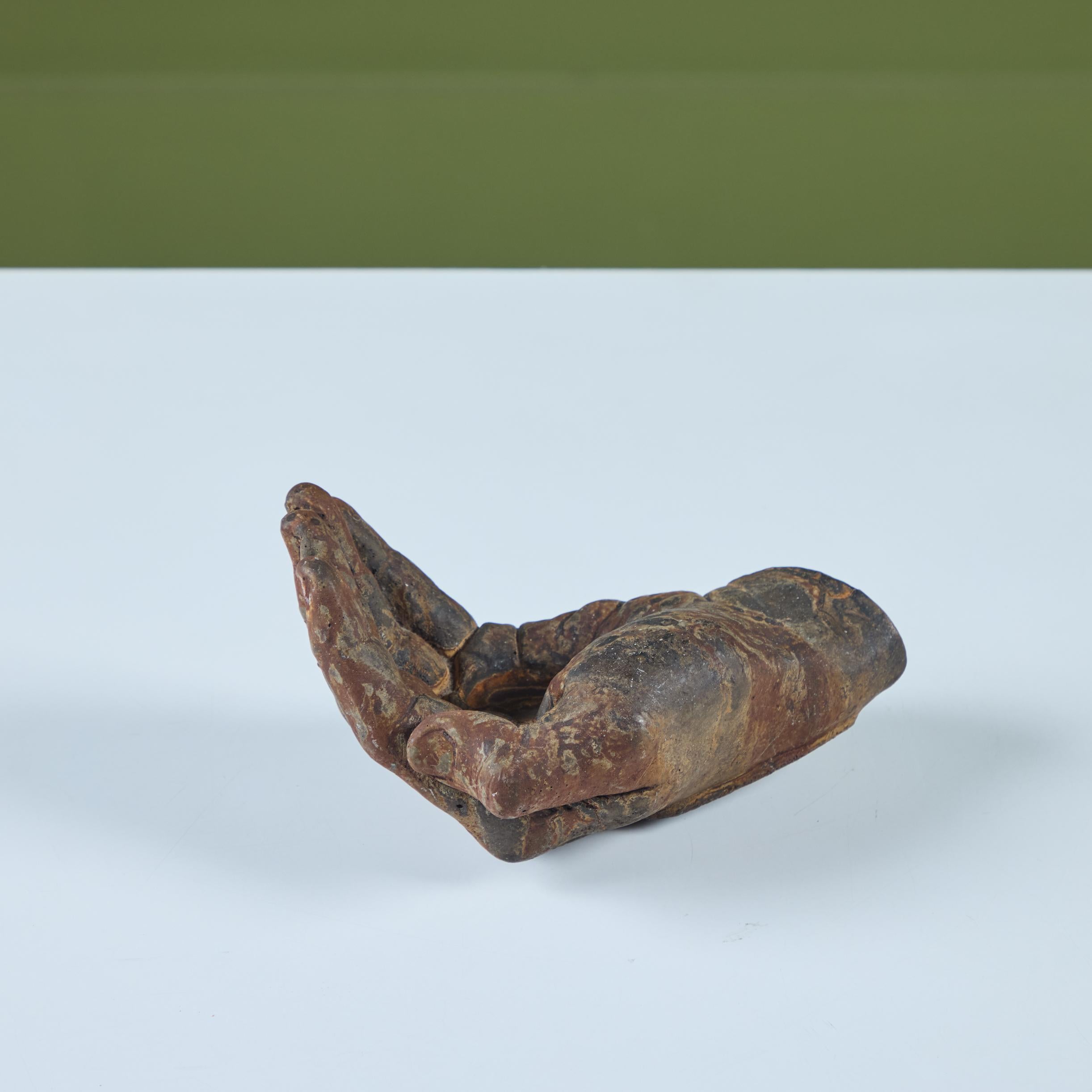 Escultura de mano de metal patinado 5