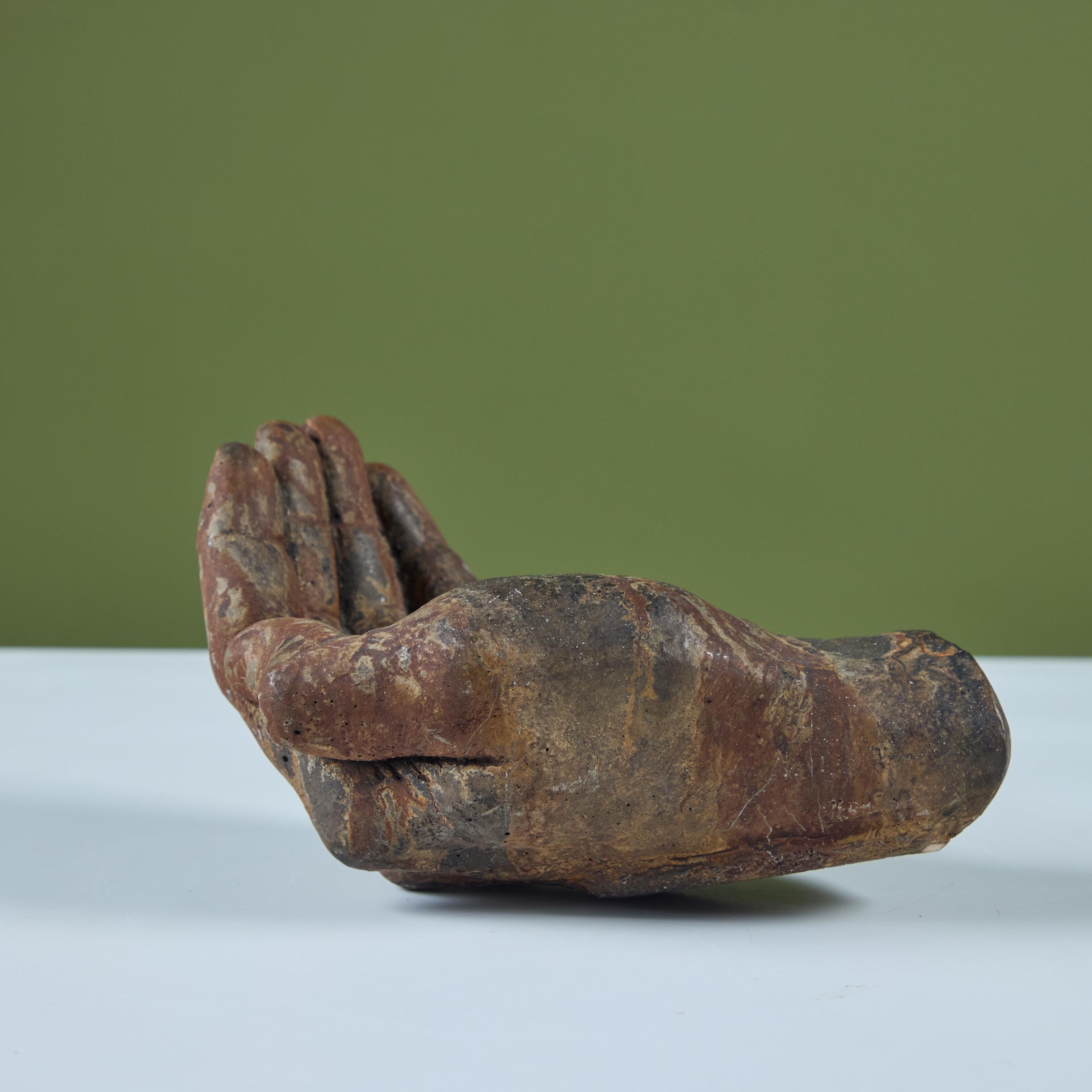 Escultura de mano de metal patinado 6