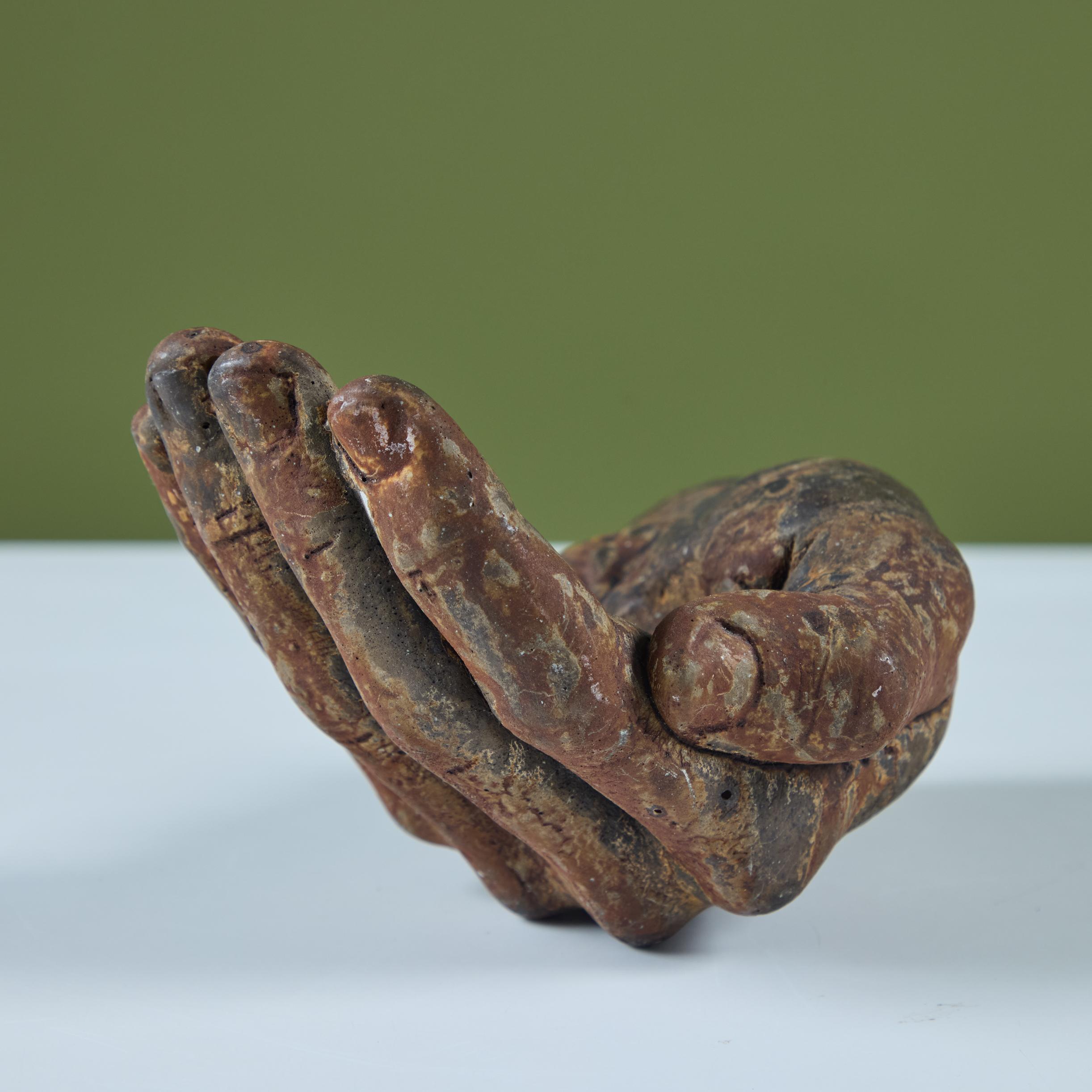 Escultura de mano de metal patinado 7