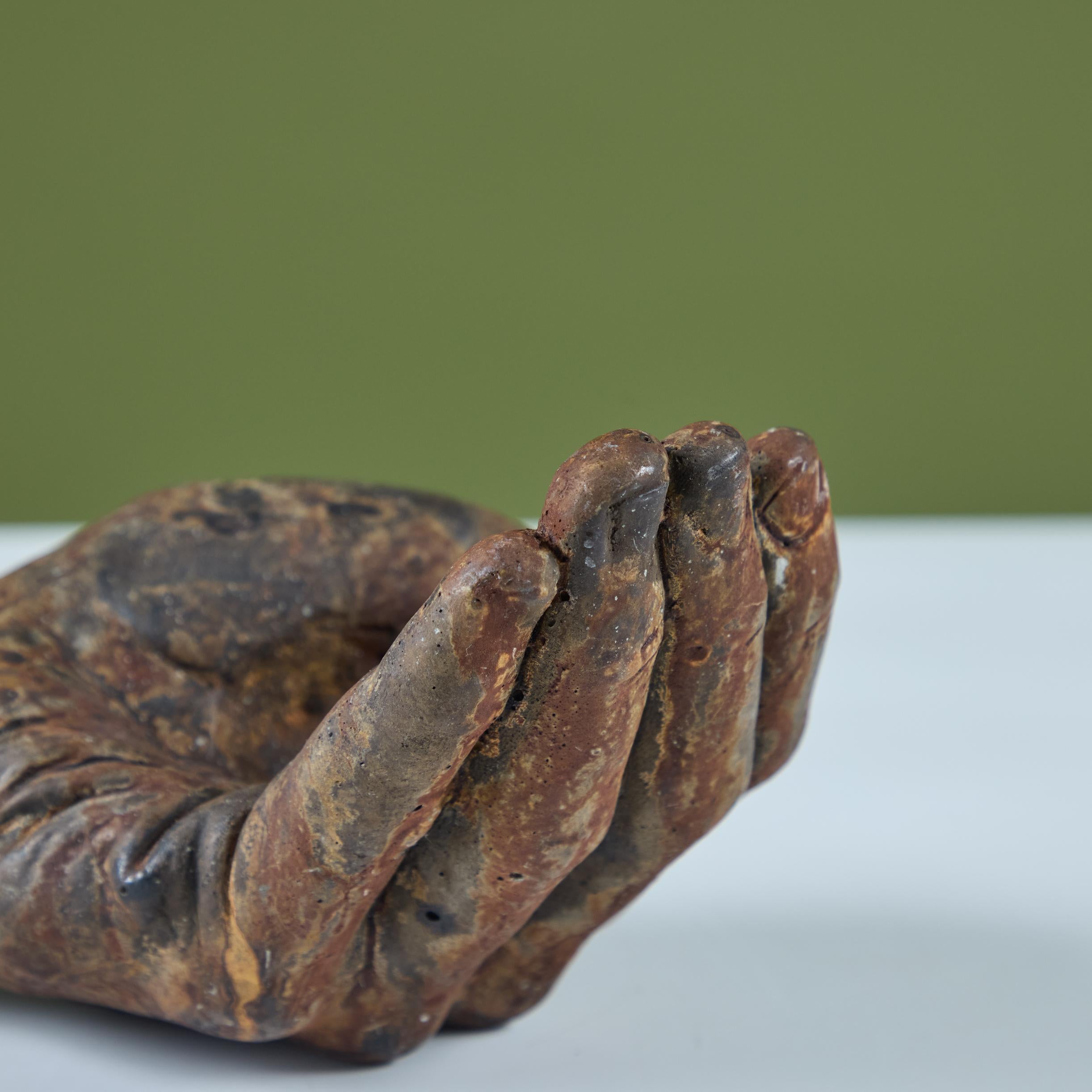 Escultura de mano de metal patinado 8