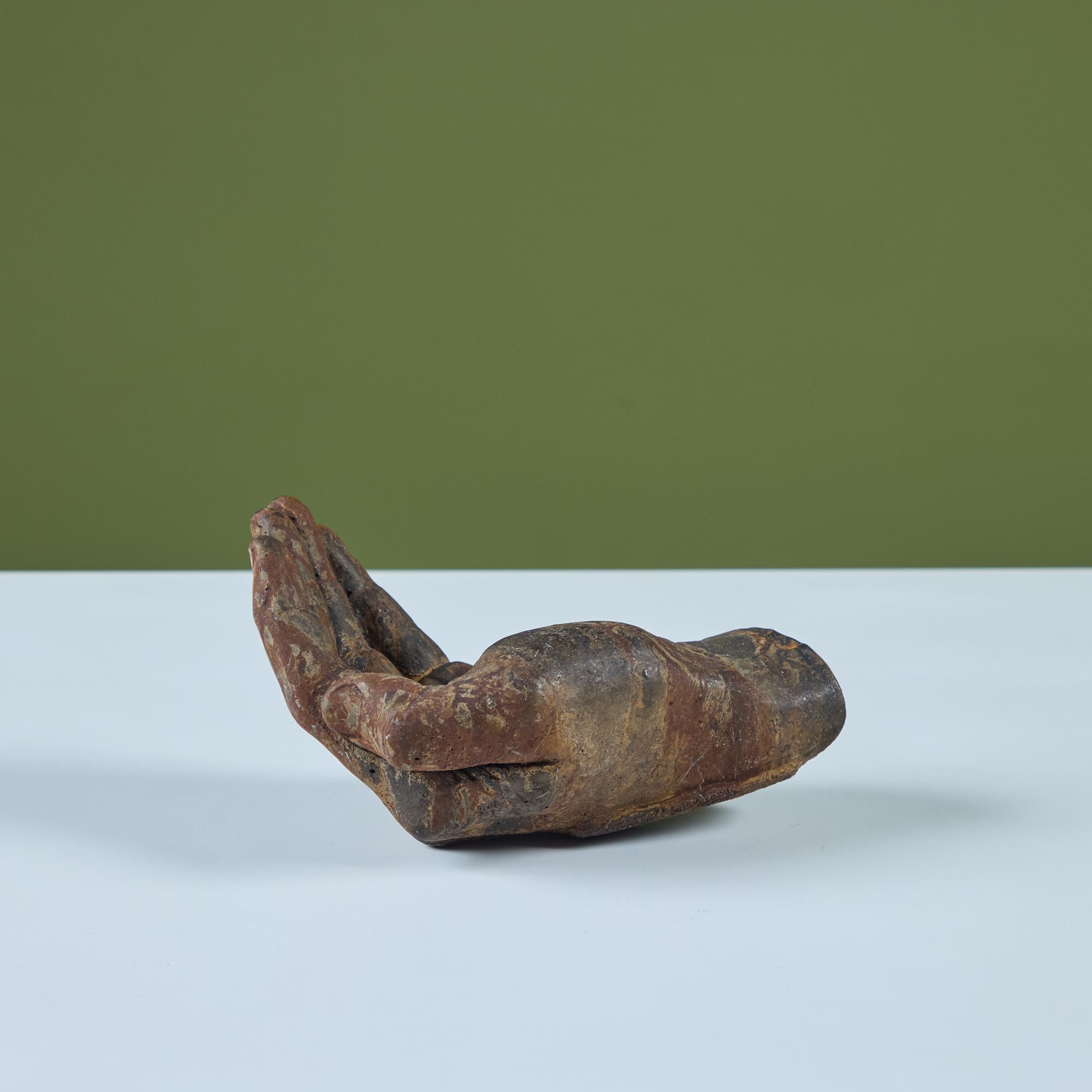 Escultura de mano de metal patinado Vaciado