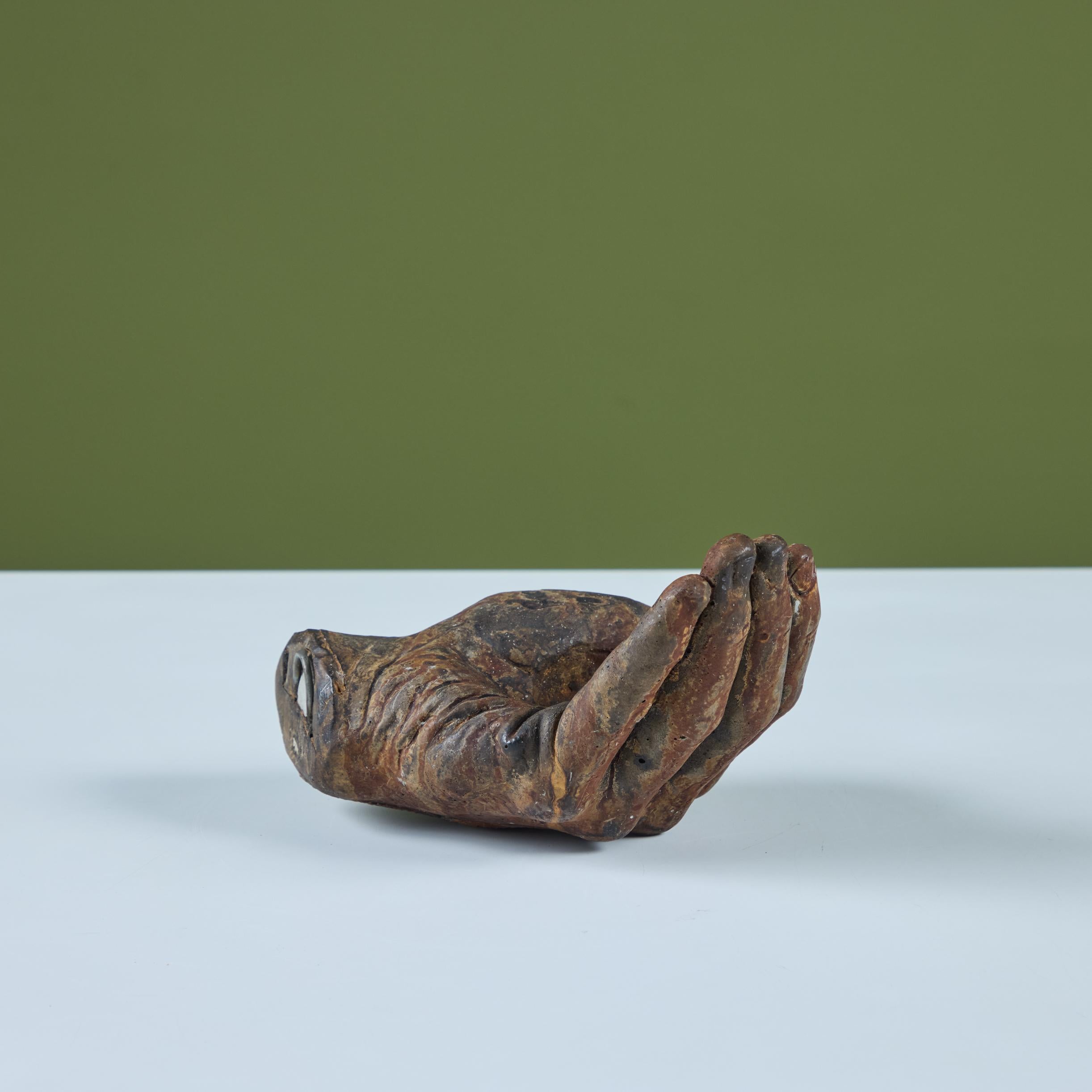 Escultura de mano de metal patinado siglo XX