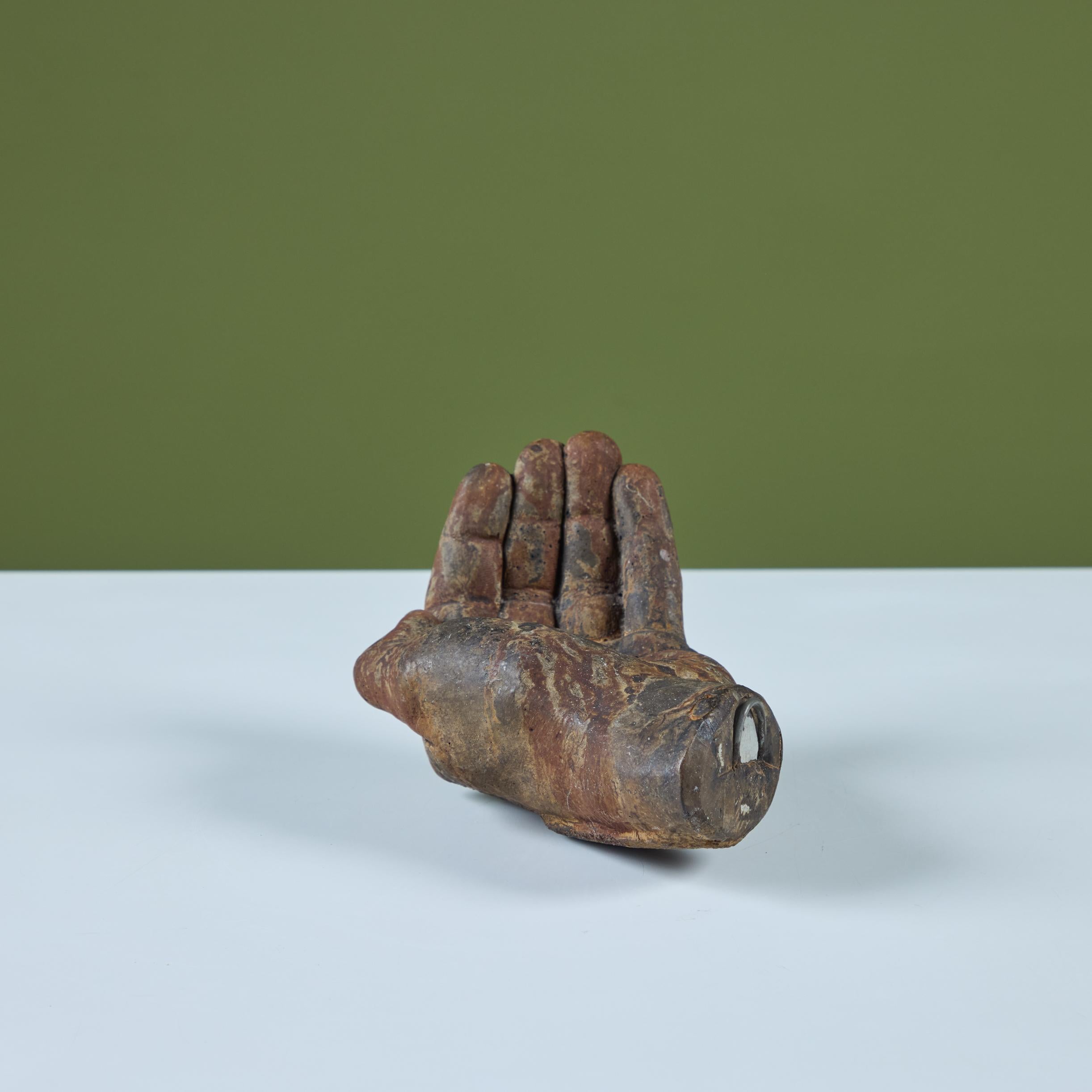Escultura de mano de metal patinado 1