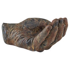 Escultura de mano de metal patinado