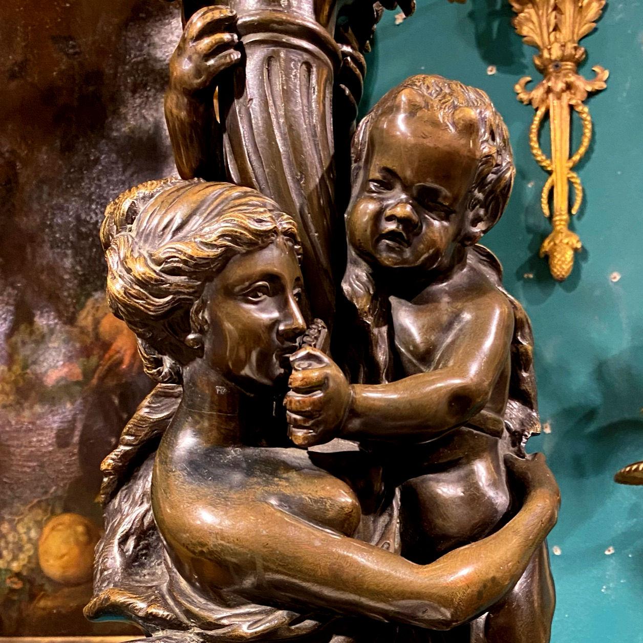 Bronze Chandelier figuratif néoclassique patiné d'après Claude Michel, aka Clodion en vente
