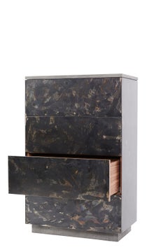 "Highboy" in acciaio patinato o annerito con interni in cemento e noce