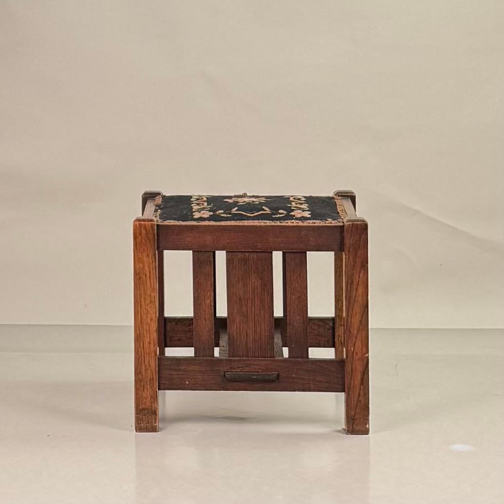 Sgabello Arts & Crafts in quercia segata a quarto di dollaro di J. M. I. Young & Son.

Splendida patina originale sul legno.