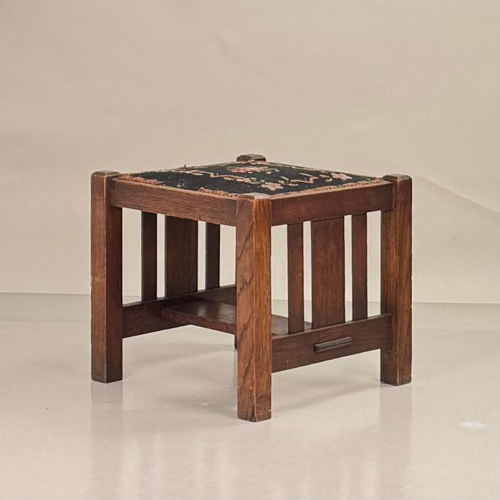 Arts and Crafts Sgabello patinato in legno di quercia segato a quarto di pollice di J.M. I. Young & Son in vendita