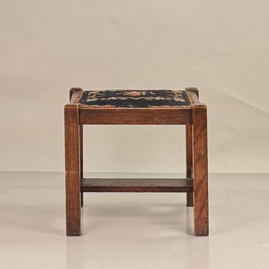 Americano Sgabello patinato in legno di quercia segato a quarto di pollice di J.M. I. Young & Son in vendita