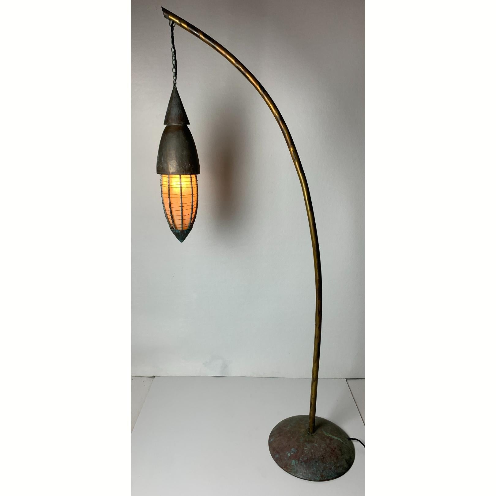 Lampada da terra splendidamente patinata attribuita al designer australiano made wijaya ( nato michael white 1953-2016 ) che si trasferì a bali negli anni '70. Questa lampada è stata ricablata e adattata a lampadine e14 generiche. Come si può