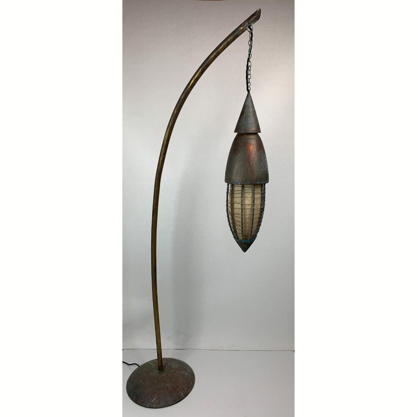 Fine XX secolo Lampada da terra in rame rustico patinato e acciaio con lanterna, Bali Indonesia anni '80 in vendita