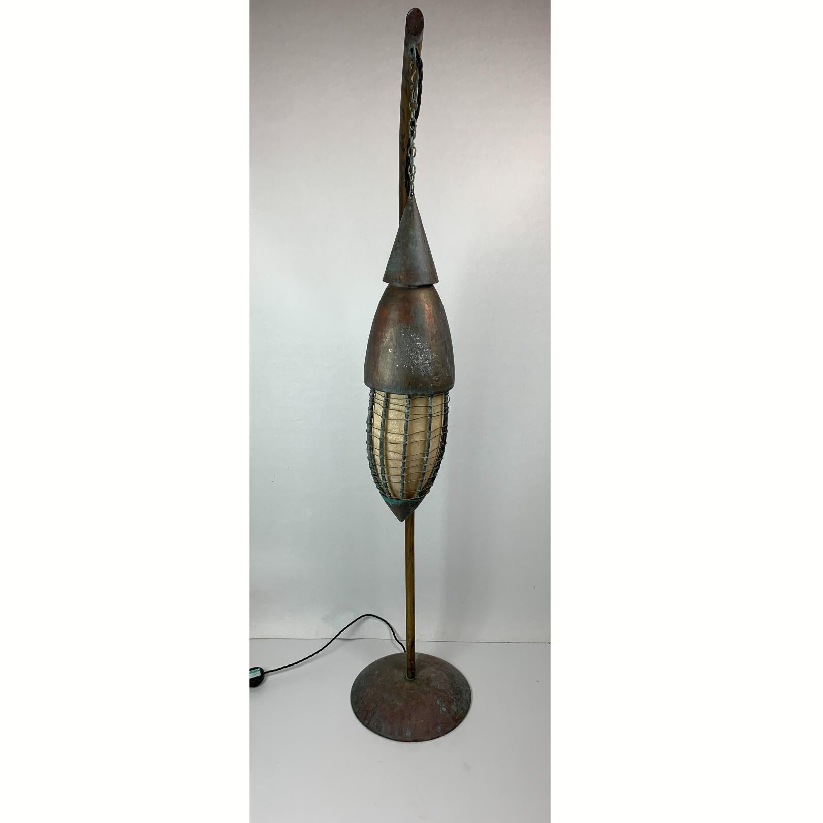 Metallo Lampada da terra in rame rustico patinato e acciaio con lanterna, Bali Indonesia anni '80 in vendita