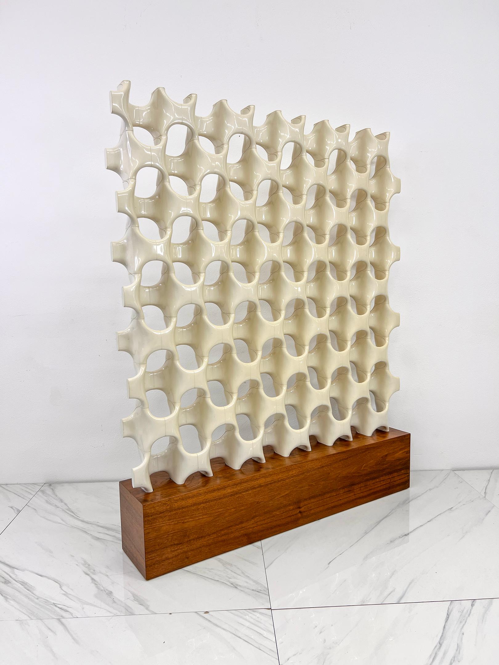 Mid-Century moderno Paravento in sculpta-grille patinata su base in noce di Richard Harvey, anni '60 in vendita