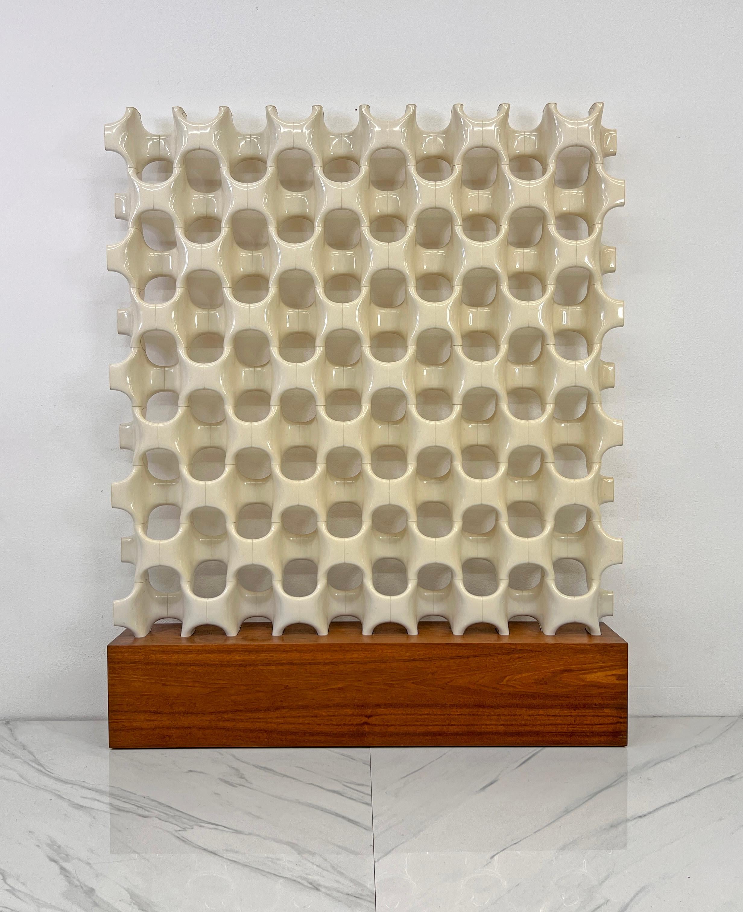 Paravento in sculpta-grille patinata su base in noce di Richard Harvey, anni '60 In condizioni buone in vendita a Culver City, CA