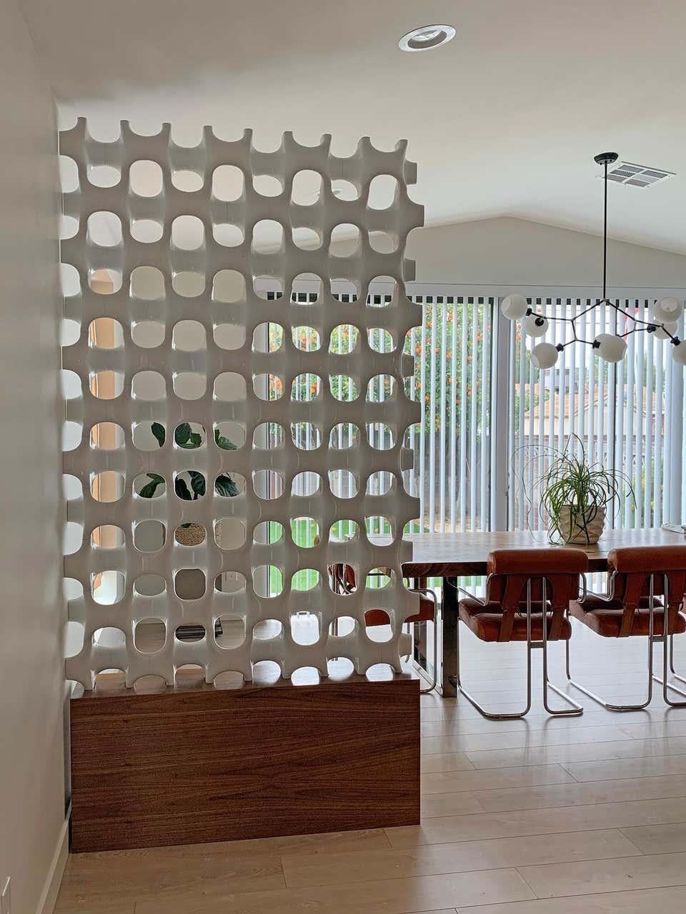 Resina Paravento in sculpta-grille patinata su base in noce di Richard Harvey, anni '60 in vendita