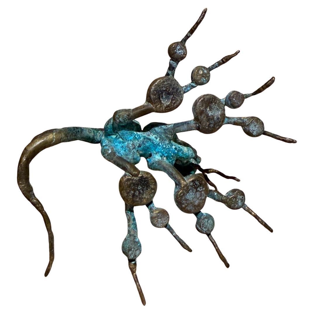 Sculpture d'art dragon patinée 
patine verte
non marqué
dans le style de Han Vo California
3,13 h x 3,13 l x 3,5 p
État vintage d'occasion
Se référer aux images listées