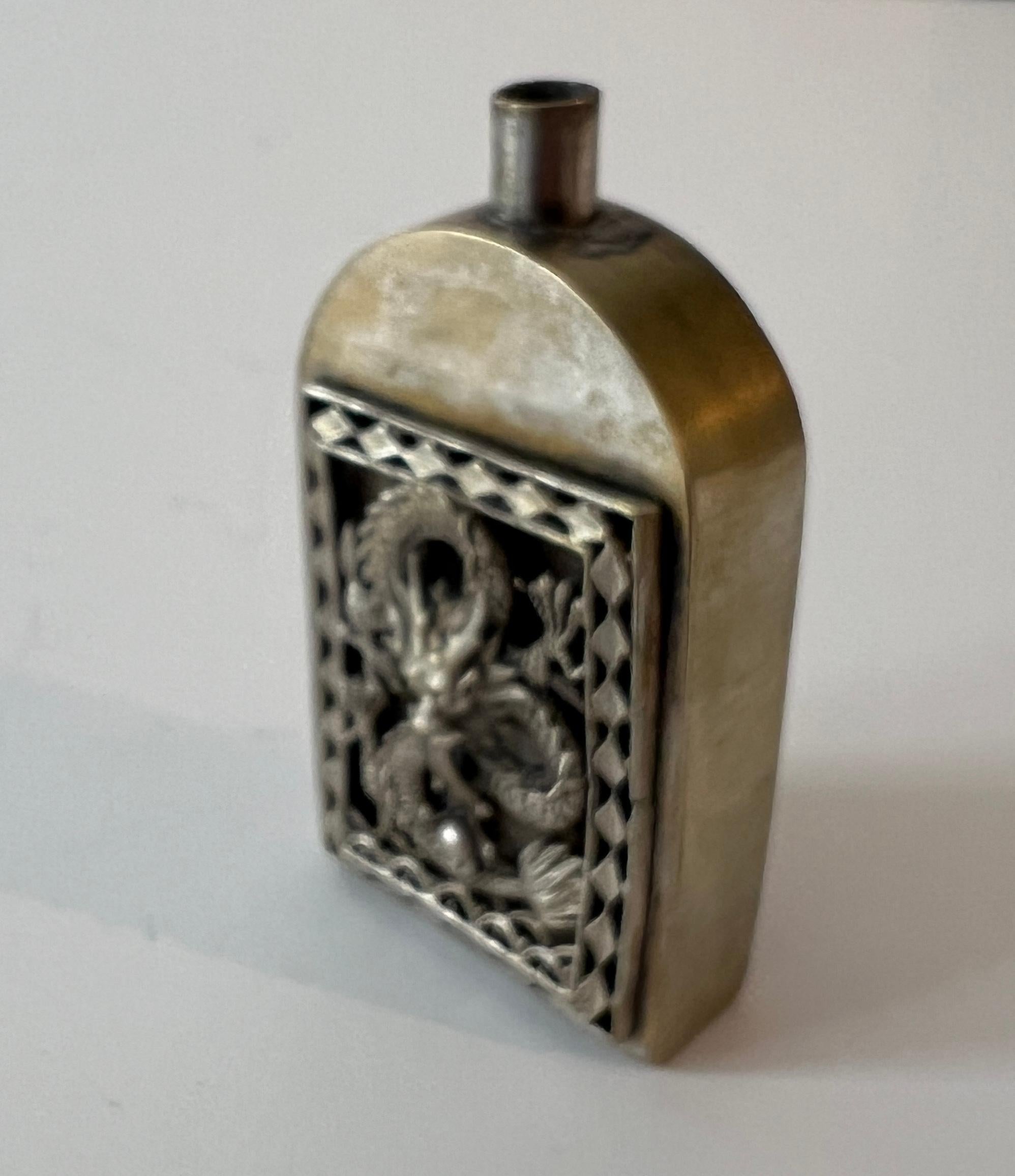 Frasco de perfume de dragón chino de plata repujada patinada Repujado en venta