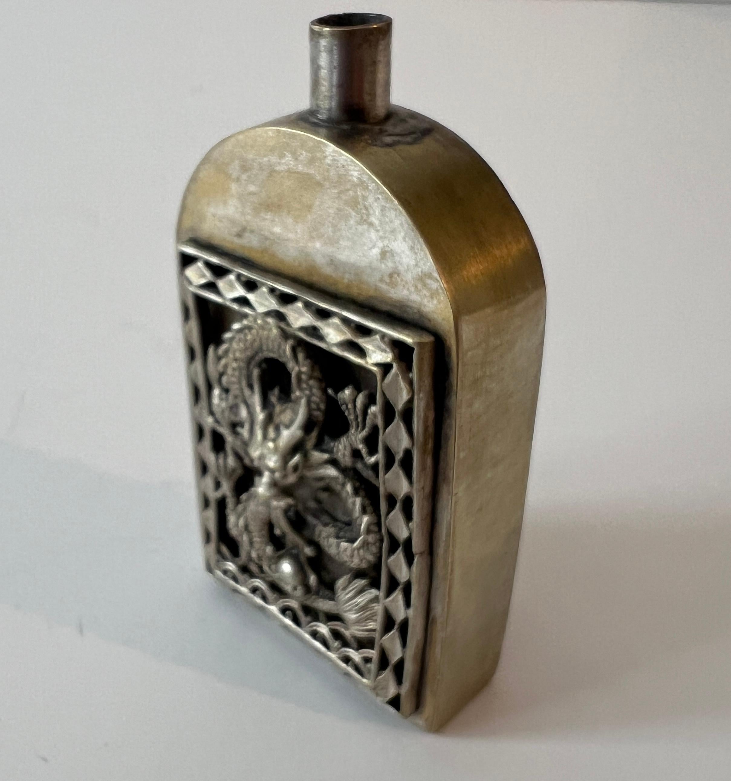 Frasco de perfume de dragón chino de plata repujada patinada en Bueno estado para la venta en Los Angeles, CA