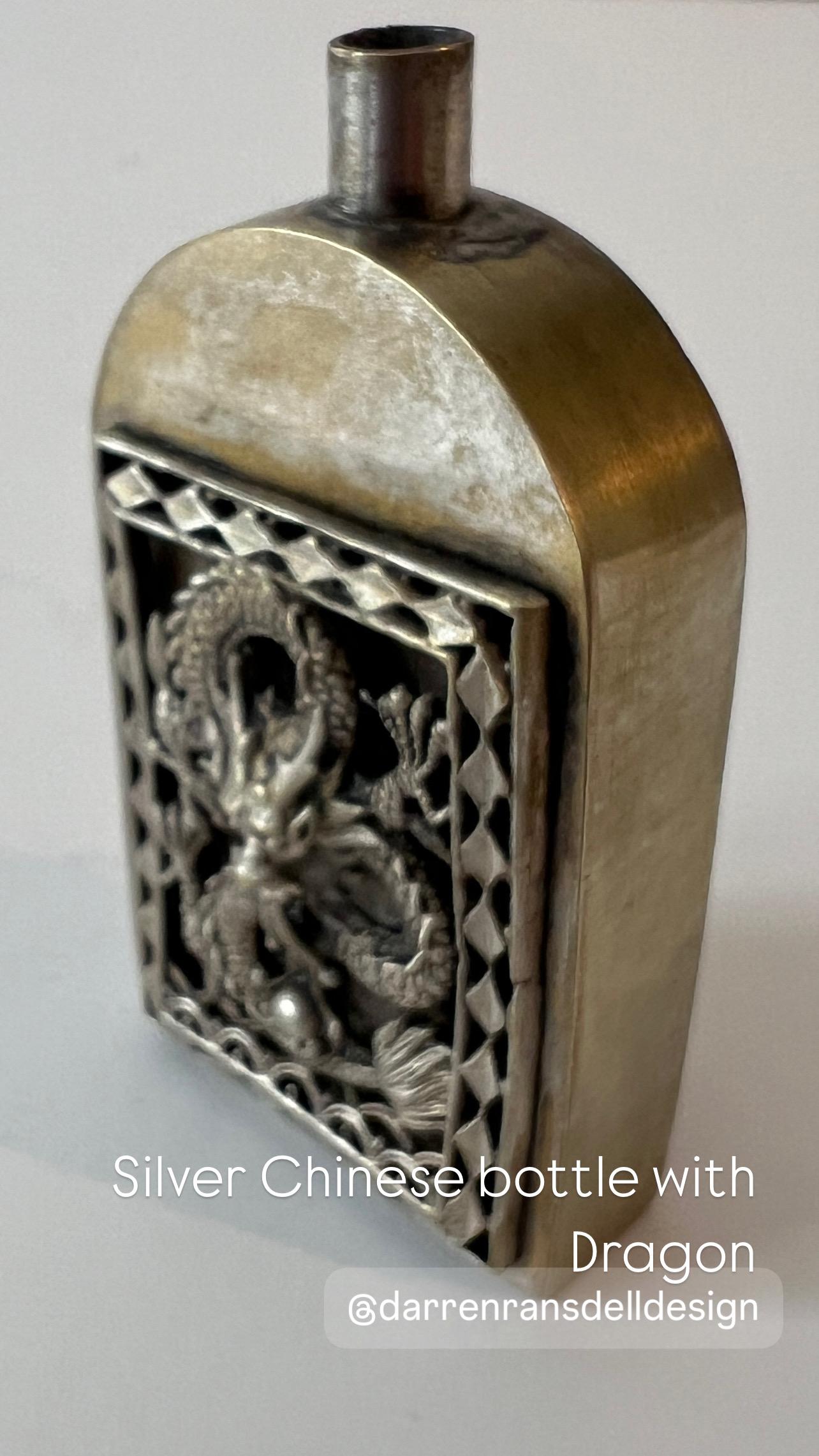 Frasco de perfume de dragón chino de plata repujada patinada siglo XX en venta