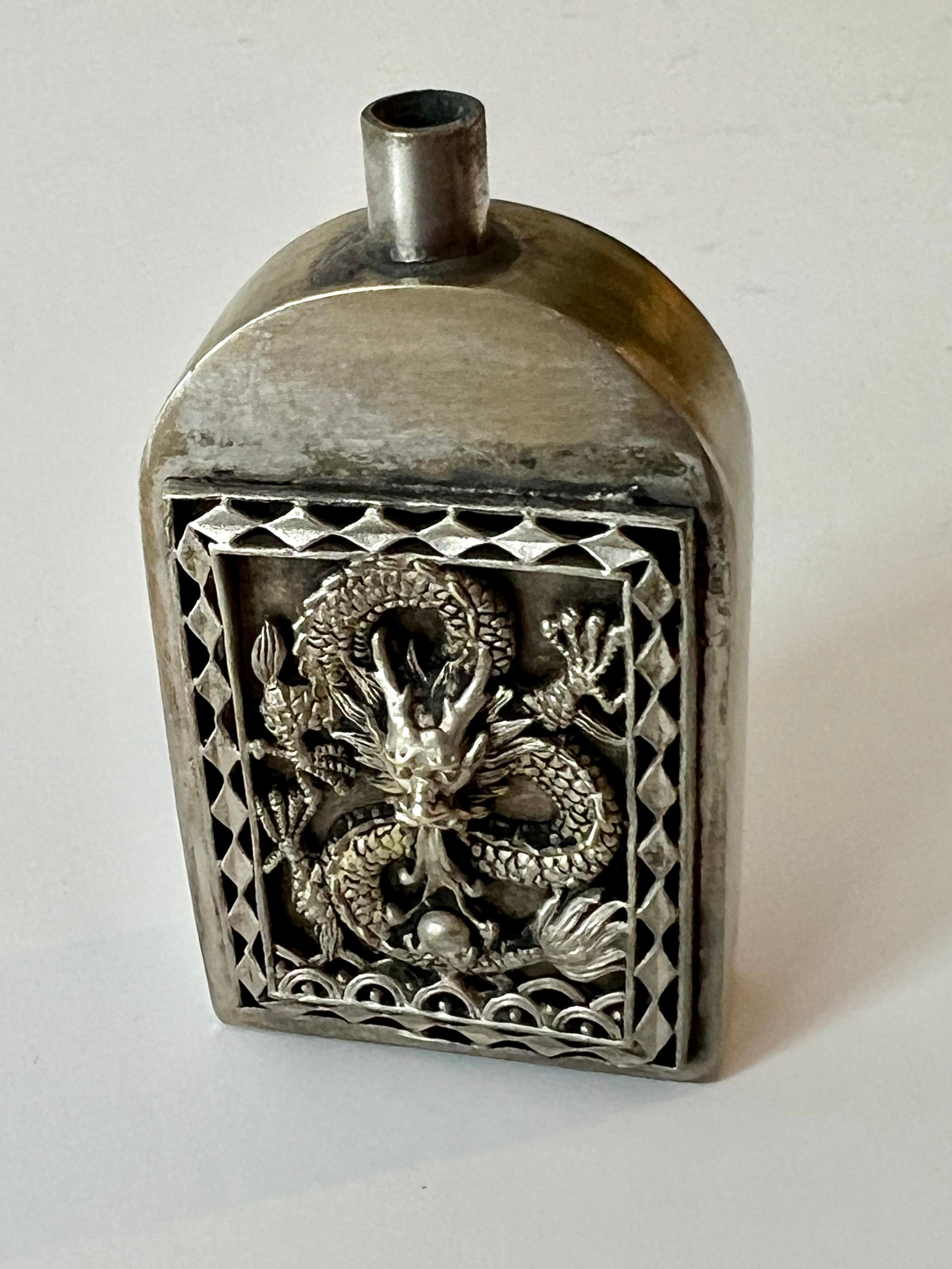 Frasco de perfume de dragón chino de plata repujada patinada Silver en venta