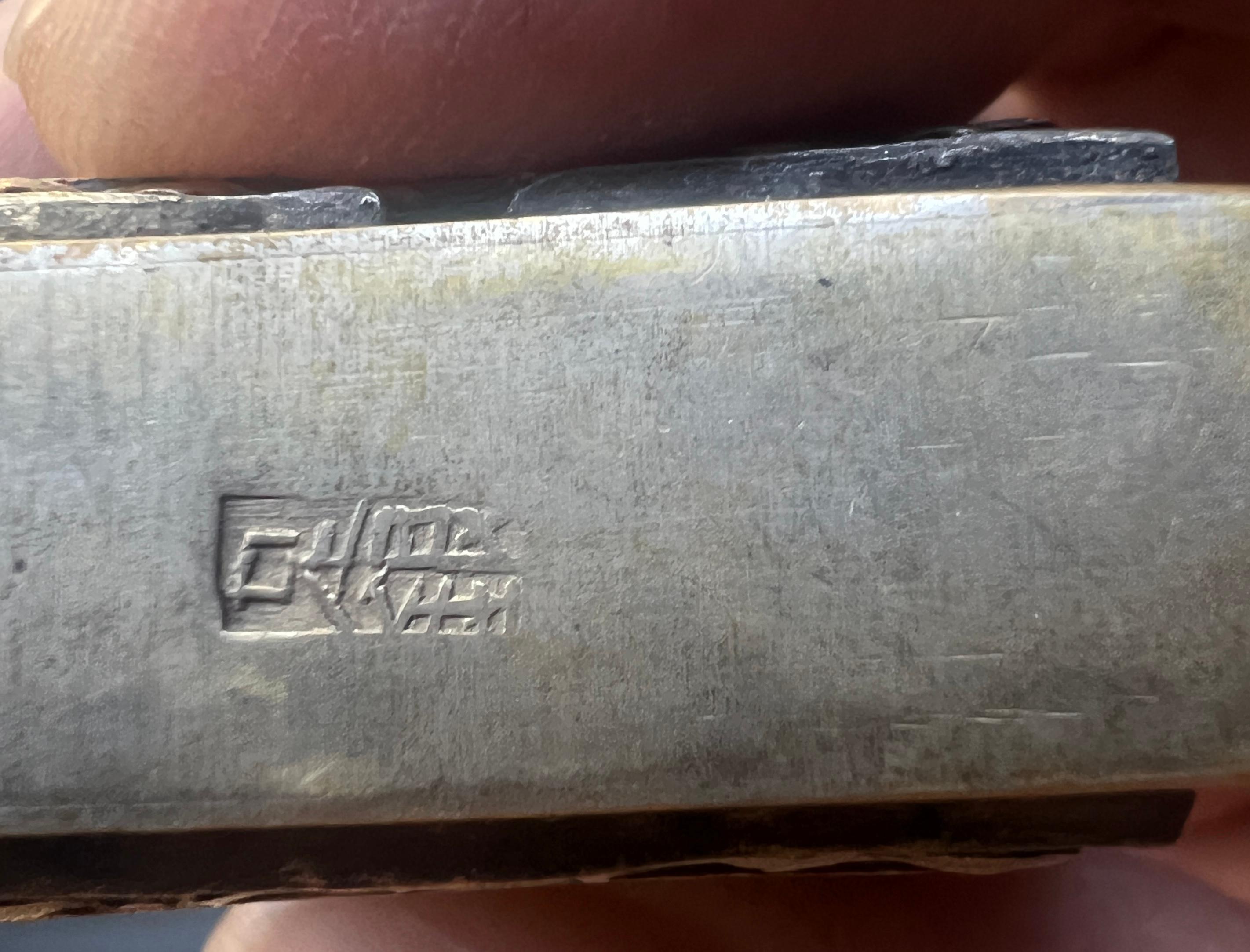 Frasco de perfume de dragón chino de plata repujada patinada en venta 1