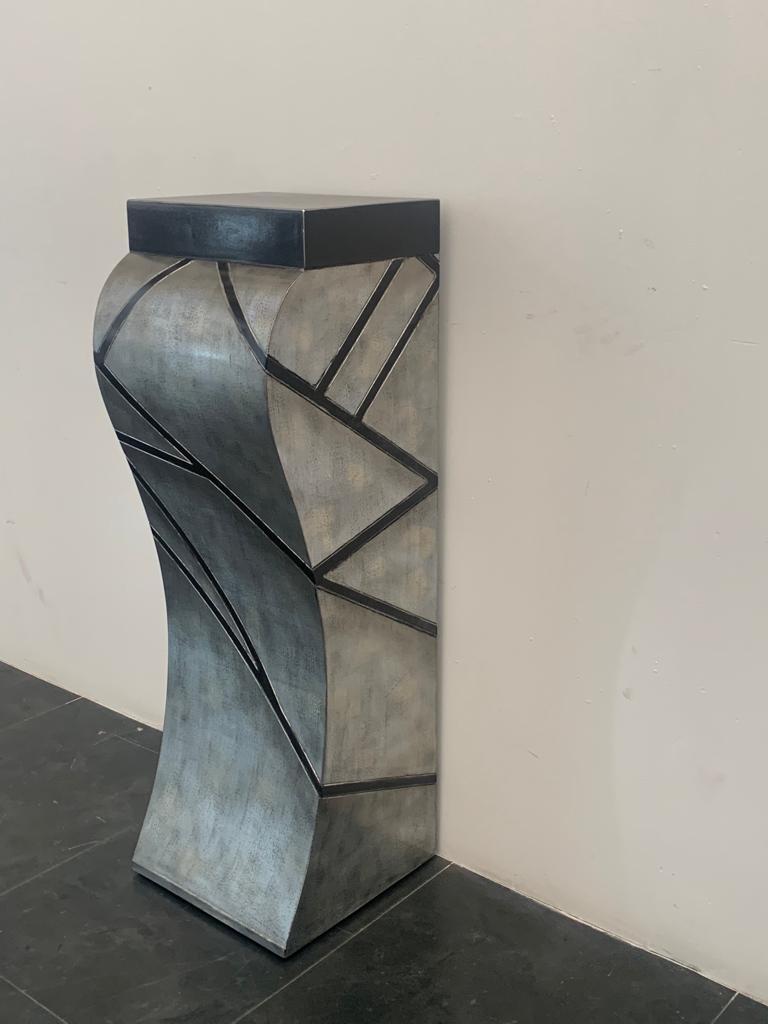 Patinated Silver Leaf Pedestal with Black Lacquered Engraved Lines For Sale 1