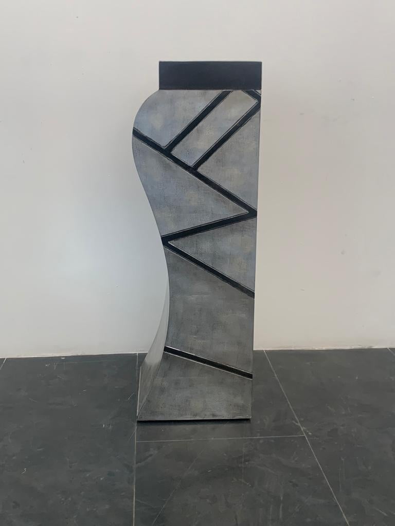 Patinated Silver Leaf Pedestal with Black Lacquered Engraved Lines For Sale 2