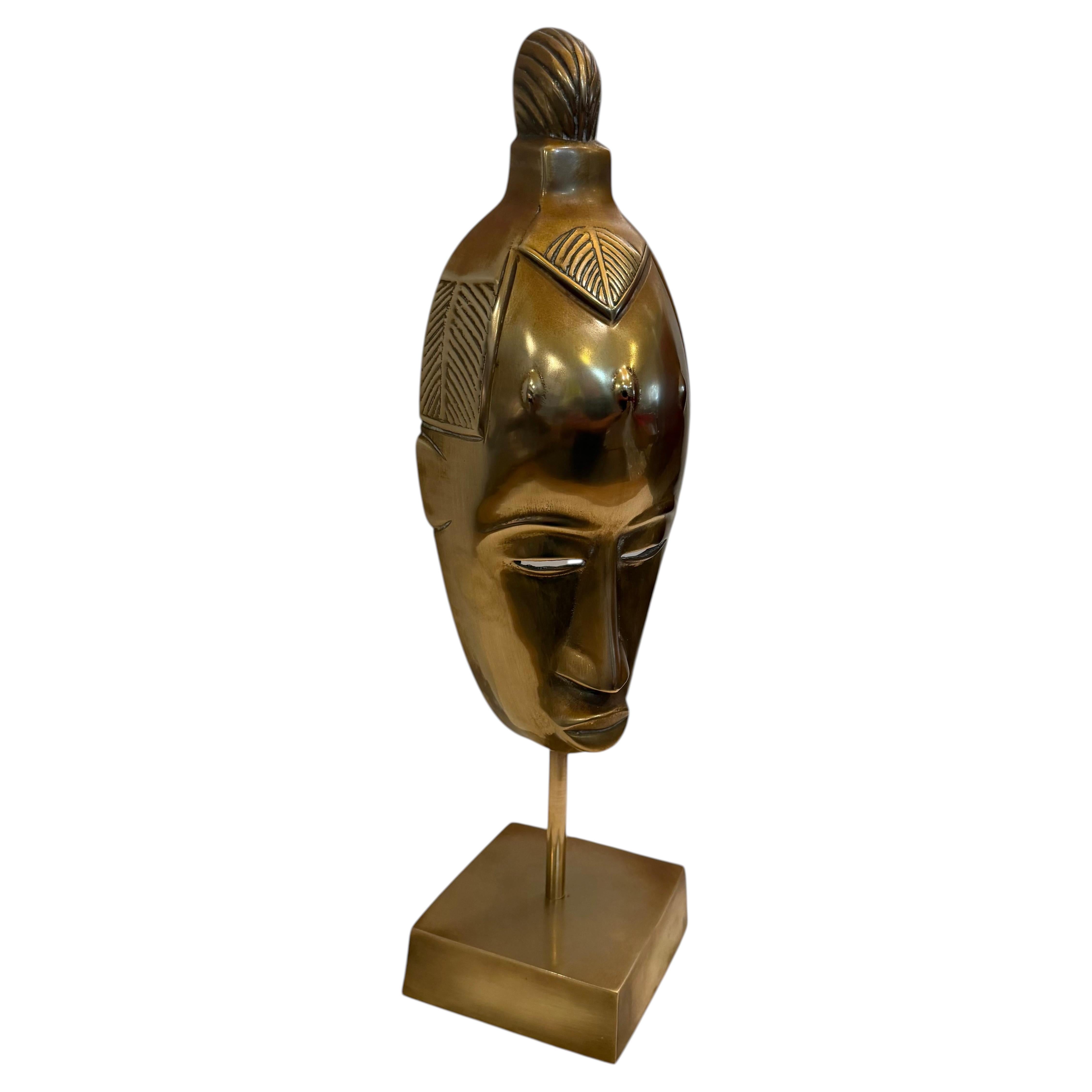 Sculpture de masque africain en laiton massif patiné, années 1970 en vente