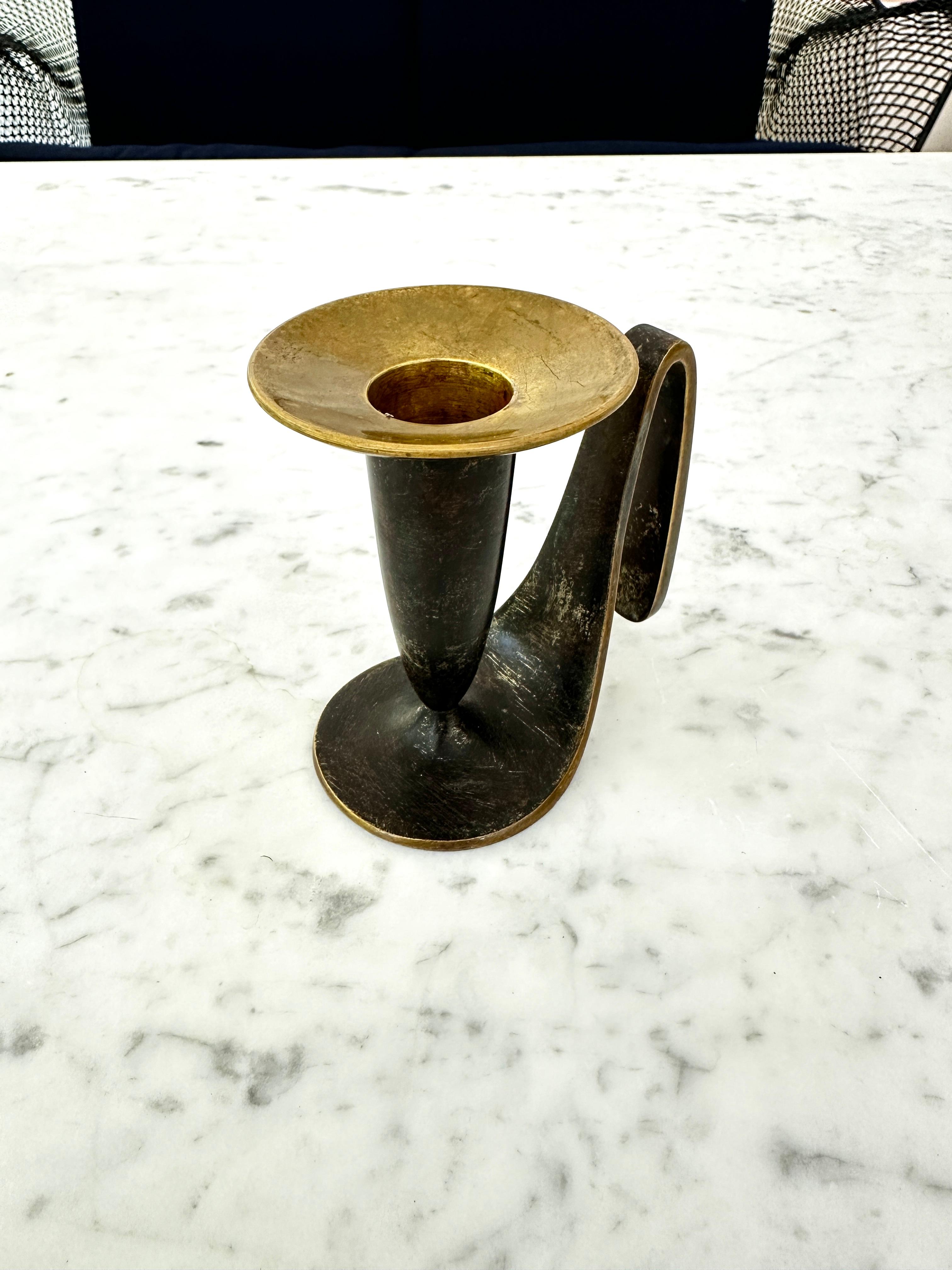 Portacandele in ottone patinato di Karl Hagenauer per Werkstätte Hagenauer Wien. Il portacandele risale agli anni Cinquanta.

Il portacandele è alto 3 3/4 pollici, largo 2 1/2 pollici e profondo 3 5/8 pollici. Alcuni dei marchi Hagenauer sono appena