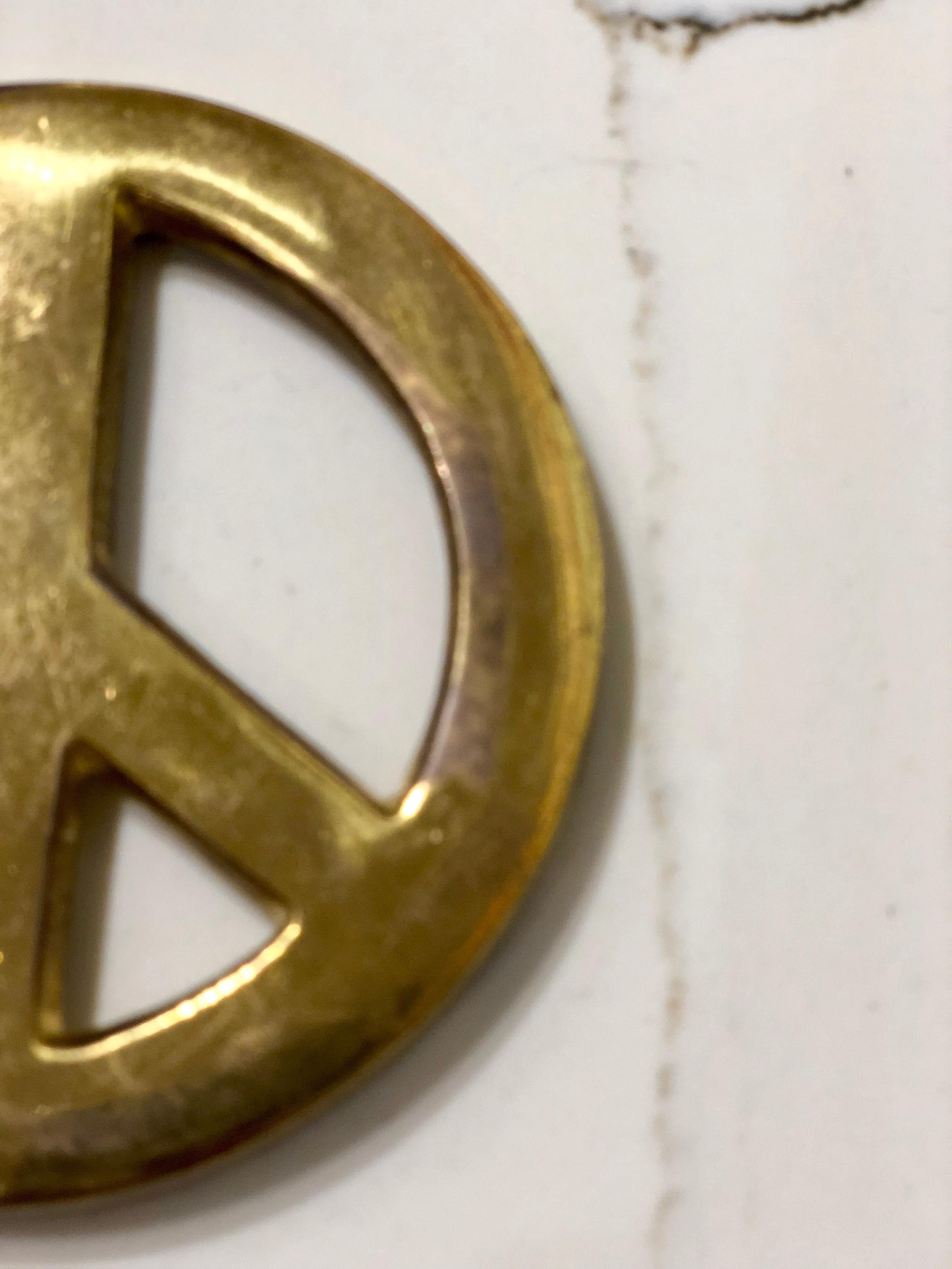 1970s solid patinated brass vintage peace sign, cool sign that can be hanged on the wall or display on top of a coffee table or a paperweight.