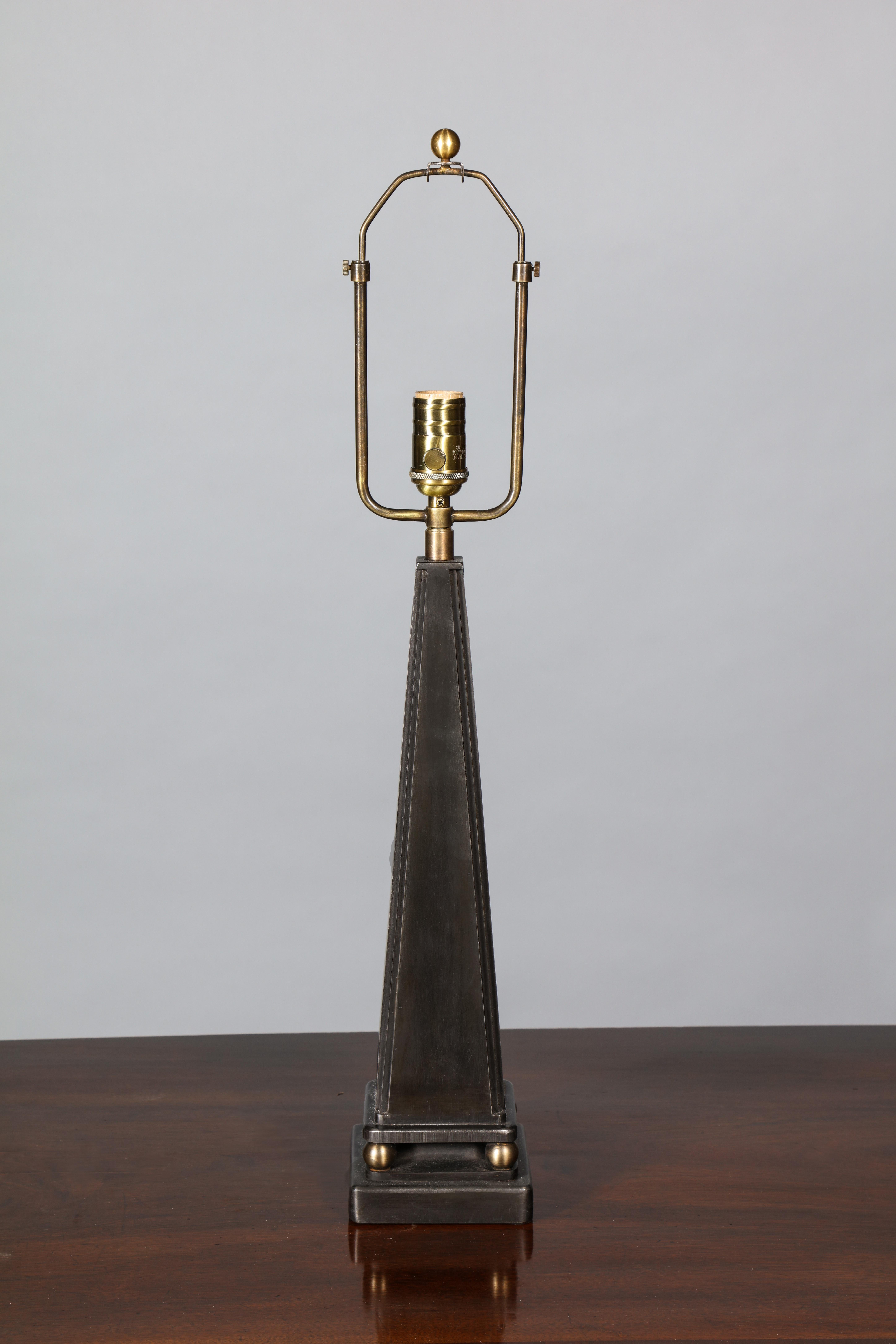 Zeitgenössische neoklassizistische Tischlampe „Obelisk“ (Geschweißt) im Angebot