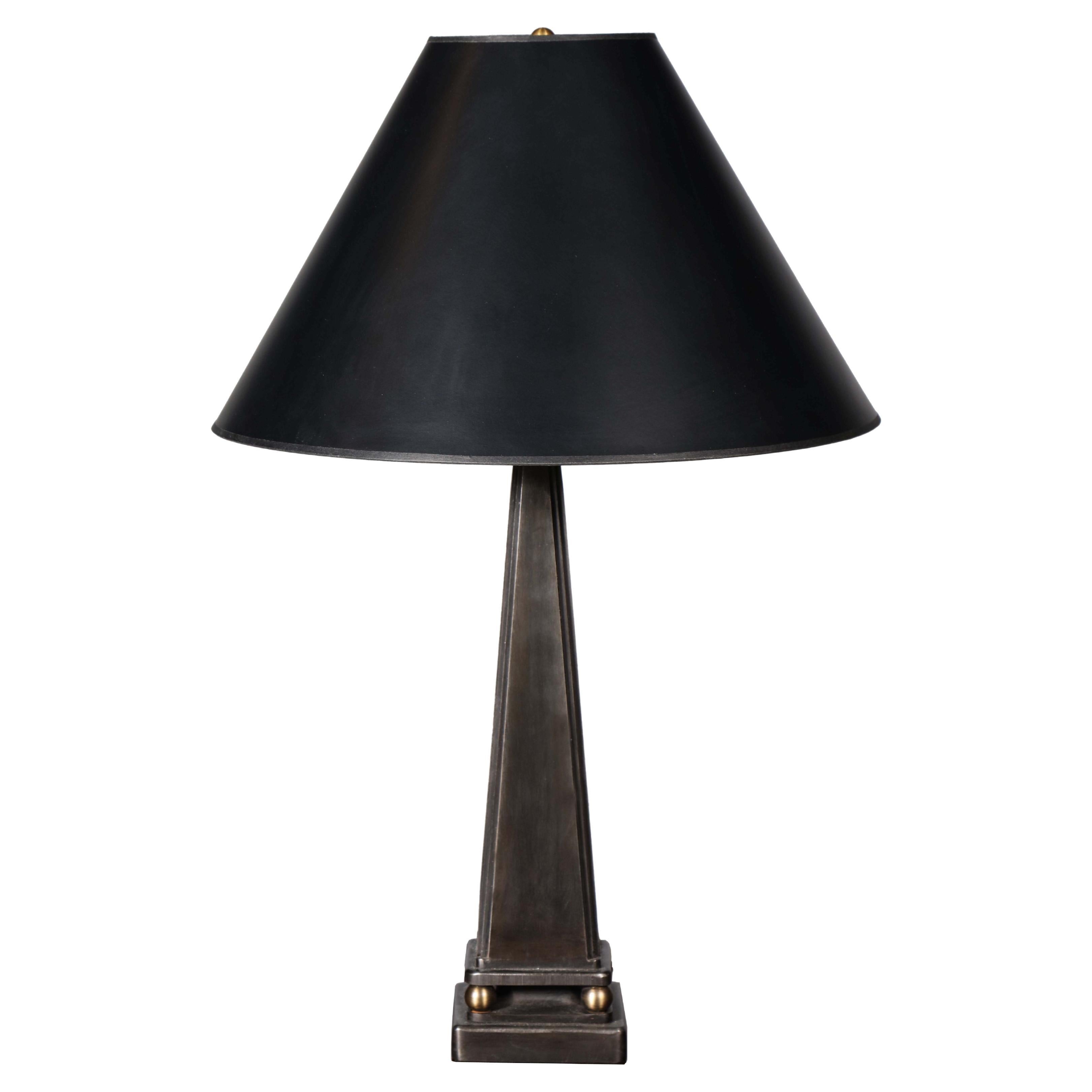 Lampe de table néoclassique contemporaine « Obélisque » en vente