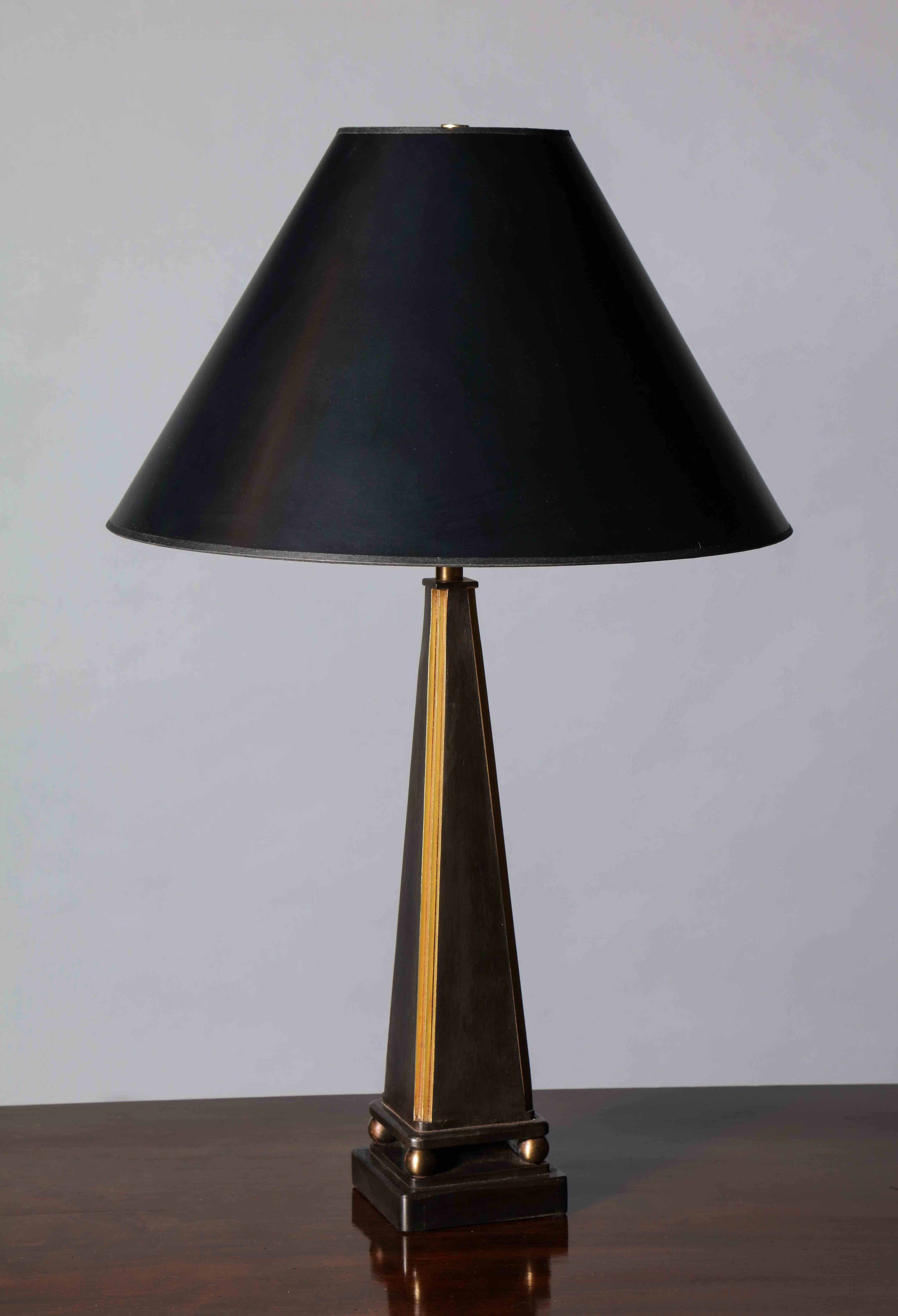Mid-Century Modern Lampe de bureau néoclassique contemporaine « Obélisque » avec détails en or en vente