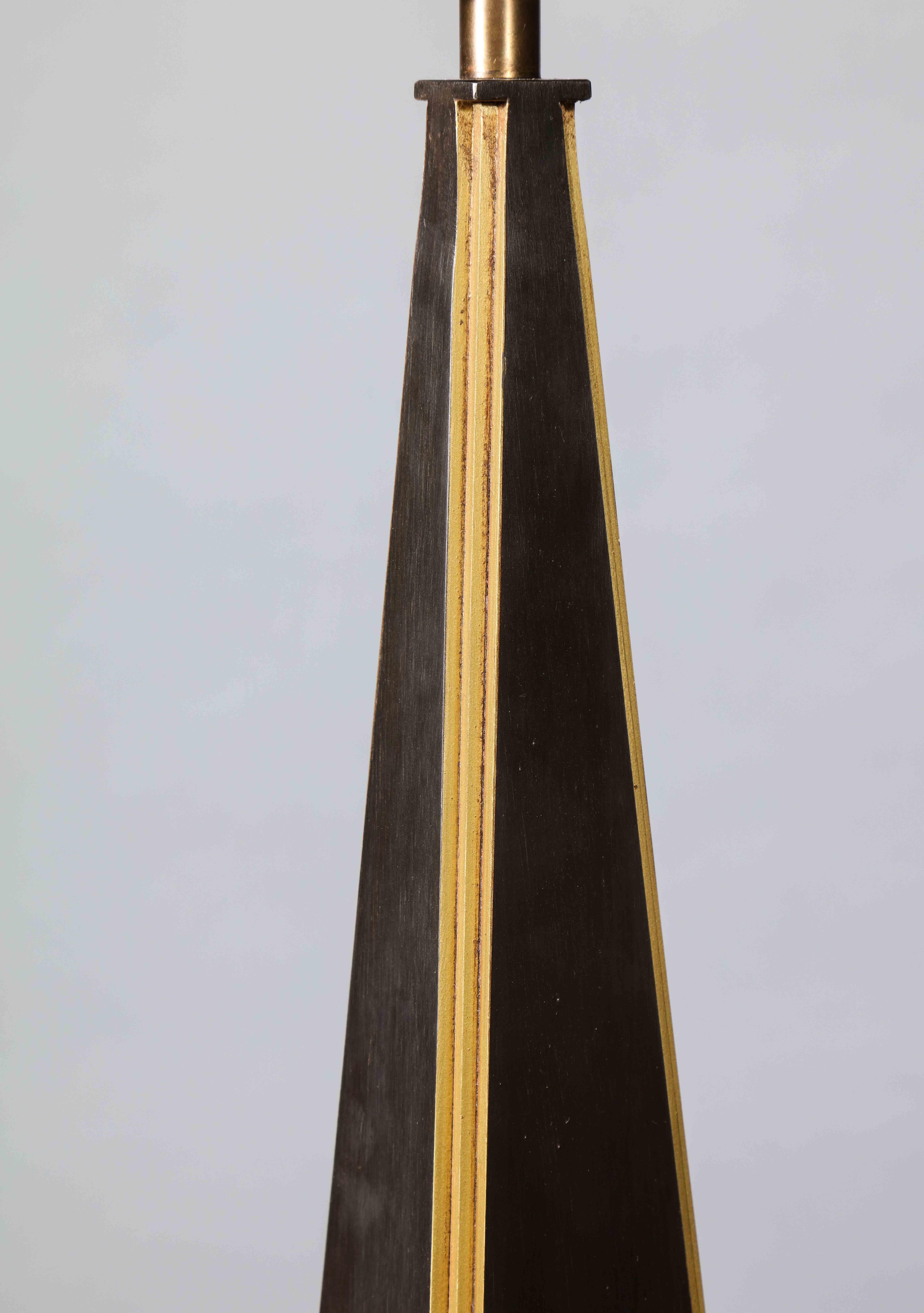 Lampe de bureau néoclassique contemporaine « Obélisque » avec détails en or Neuf - En vente à Brooklyn, NY