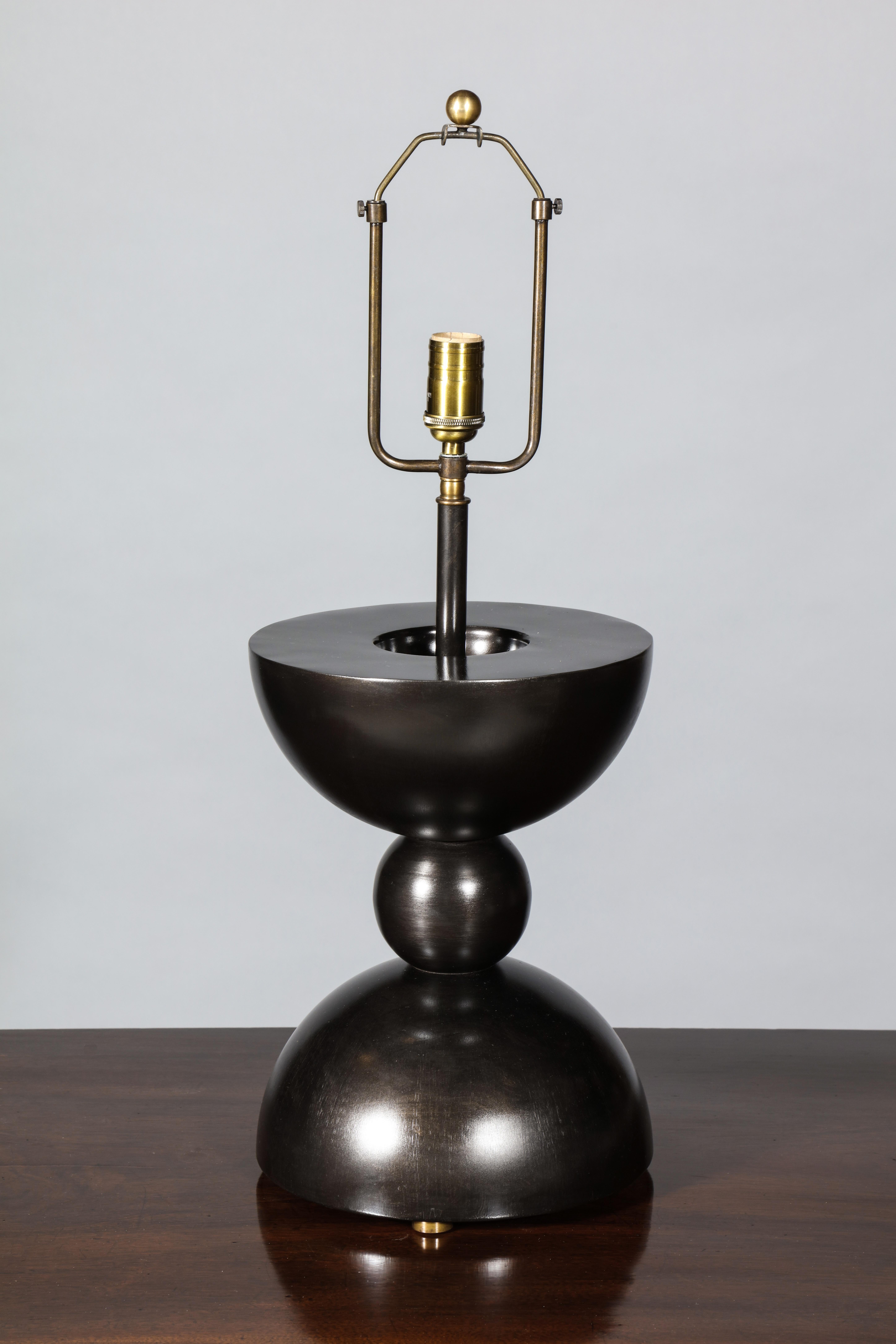 Zeitgenössische kugelförmige Tischlampe in Kugelform in der Art von Constantin Brancusi (Moderne der Mitte des Jahrhunderts) im Angebot