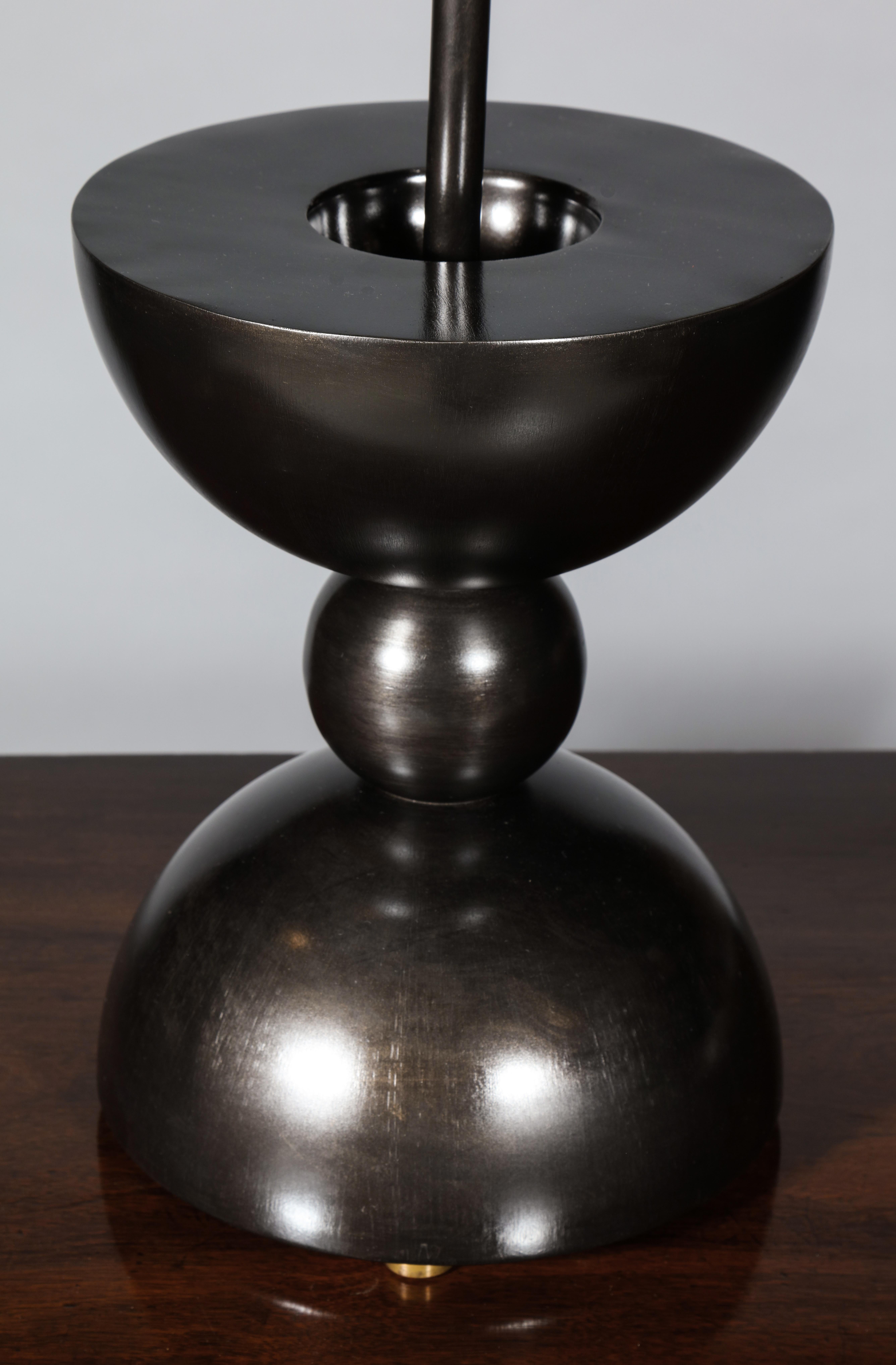 Zeitgenössische kugelförmige Tischlampe in Kugelform in der Art von Constantin Brancusi (Geschweißt) im Angebot