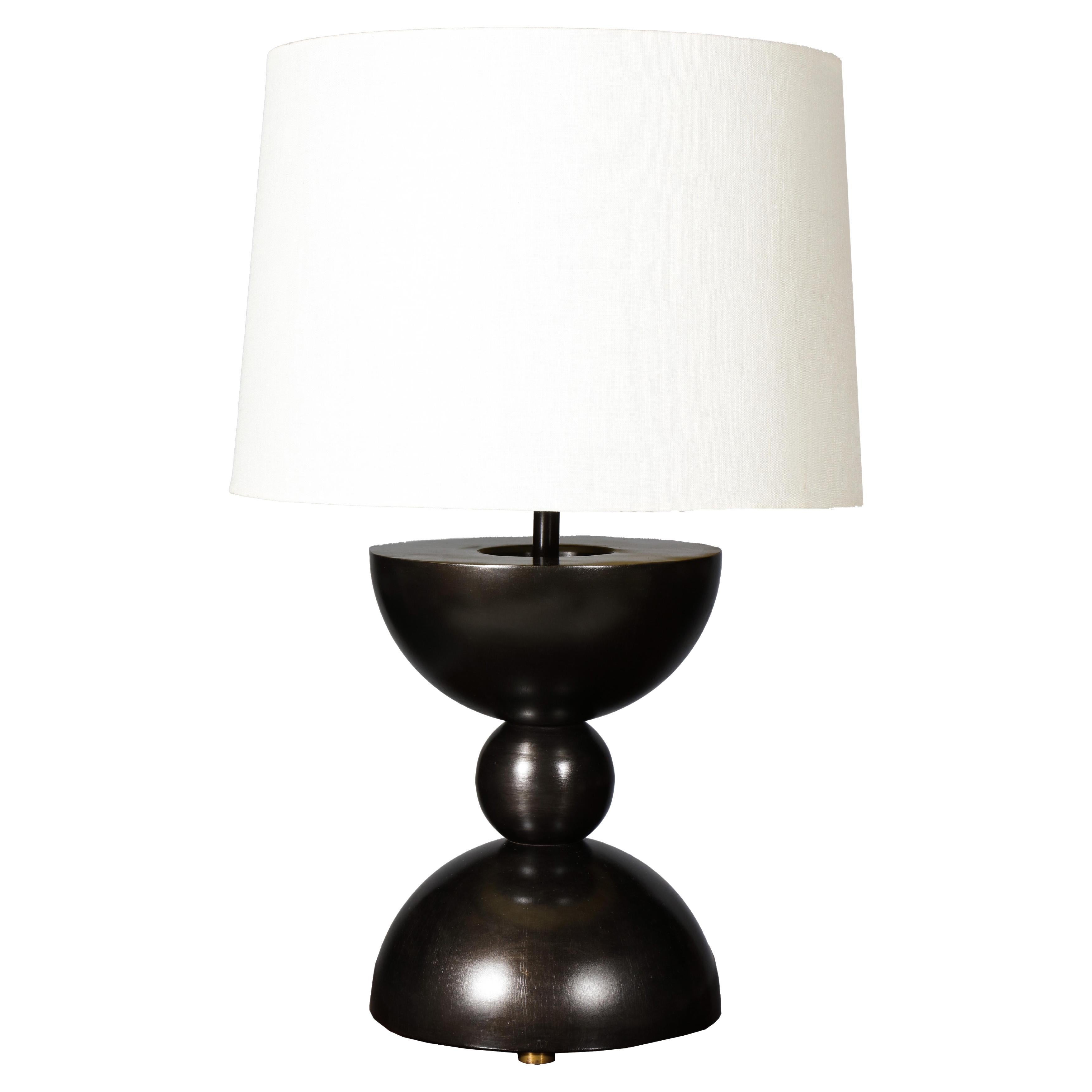 Lampe de table contemporaine de forme sphérique à la manière de Constantin Brancusi
