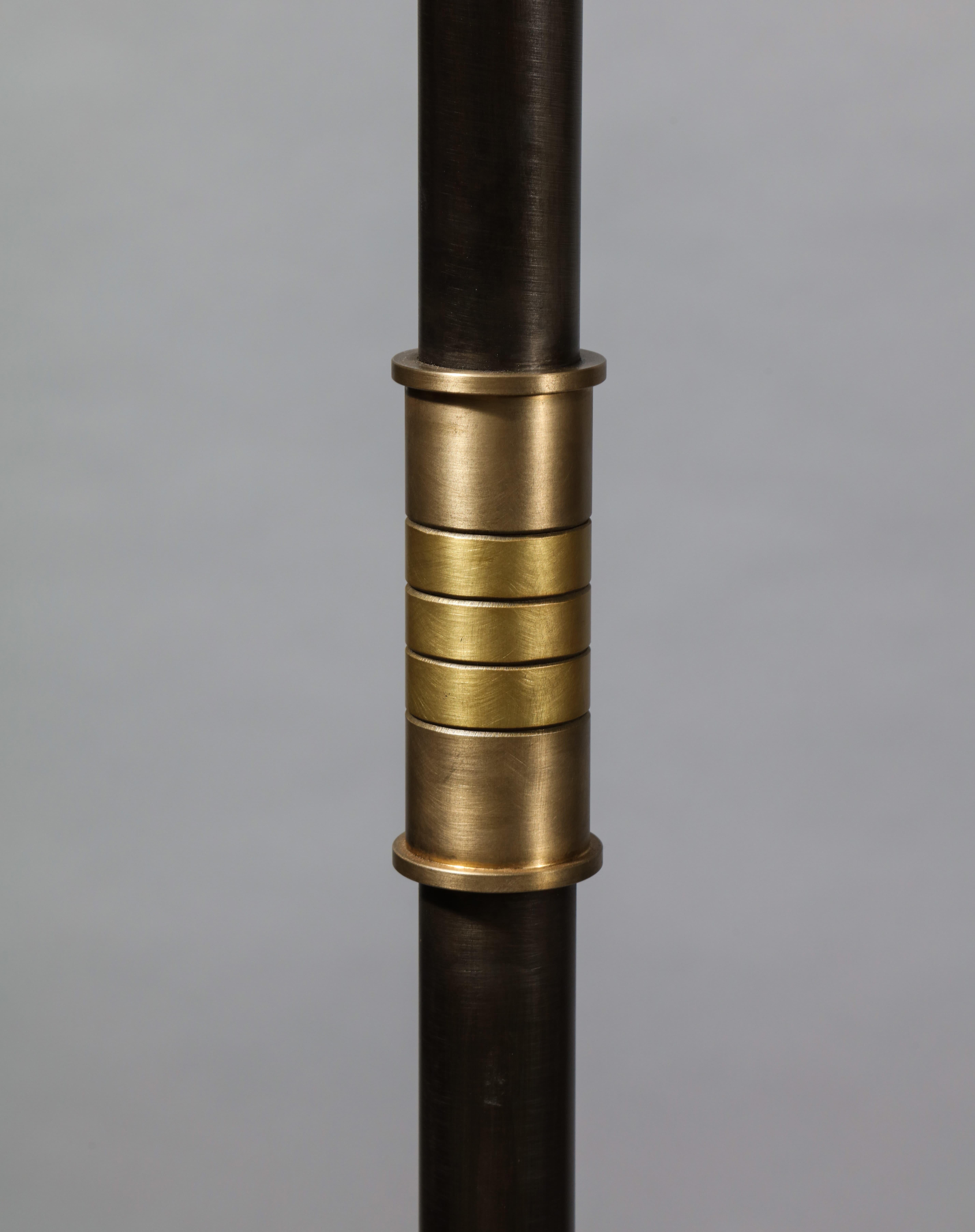 Zeitgenössische Stehlampe „Trefoil“ mit Bronzedetails (amerikanisch) im Angebot