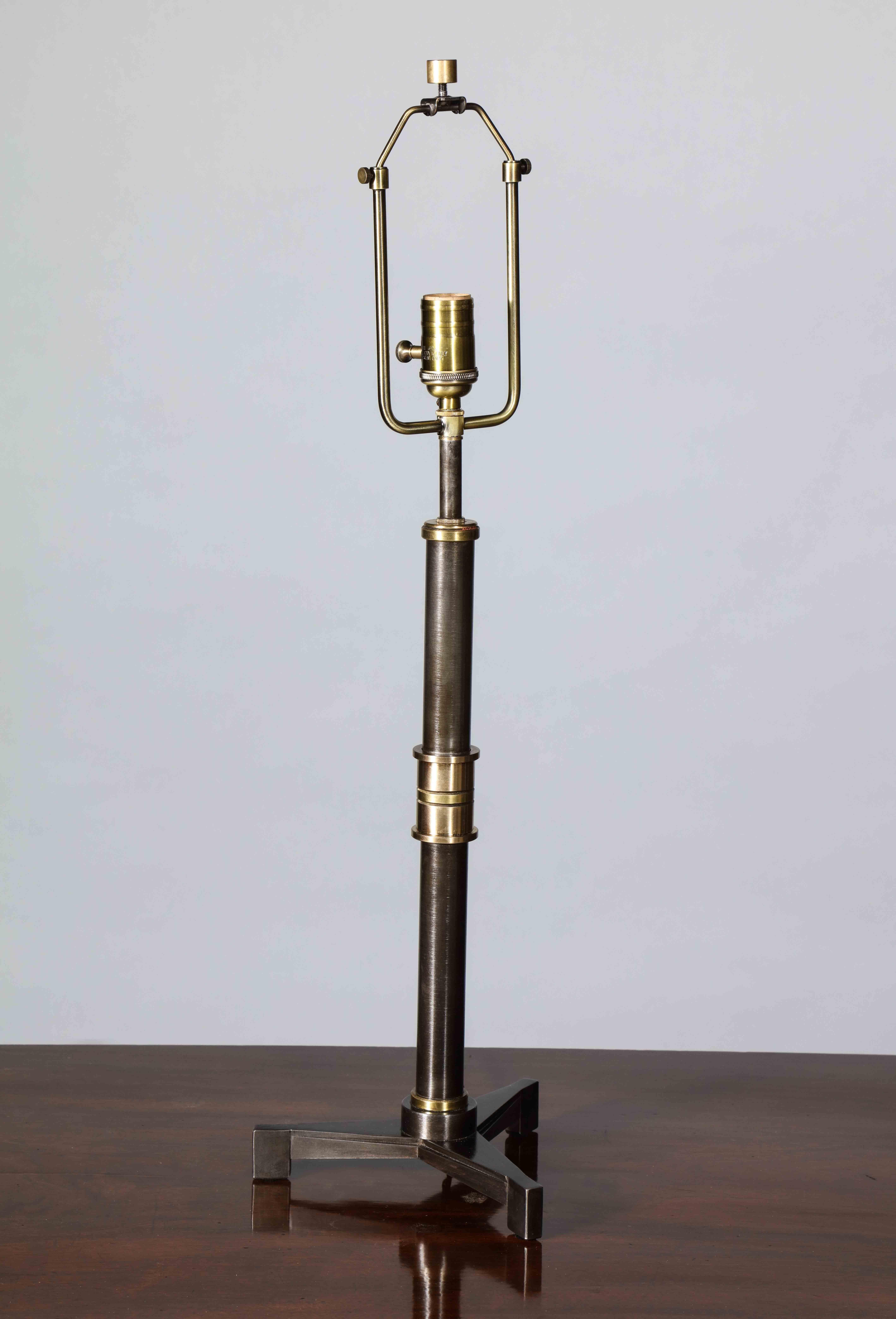 Américain Lampe de bureau contemporaine « Trefoil » avec détails en bronze en vente